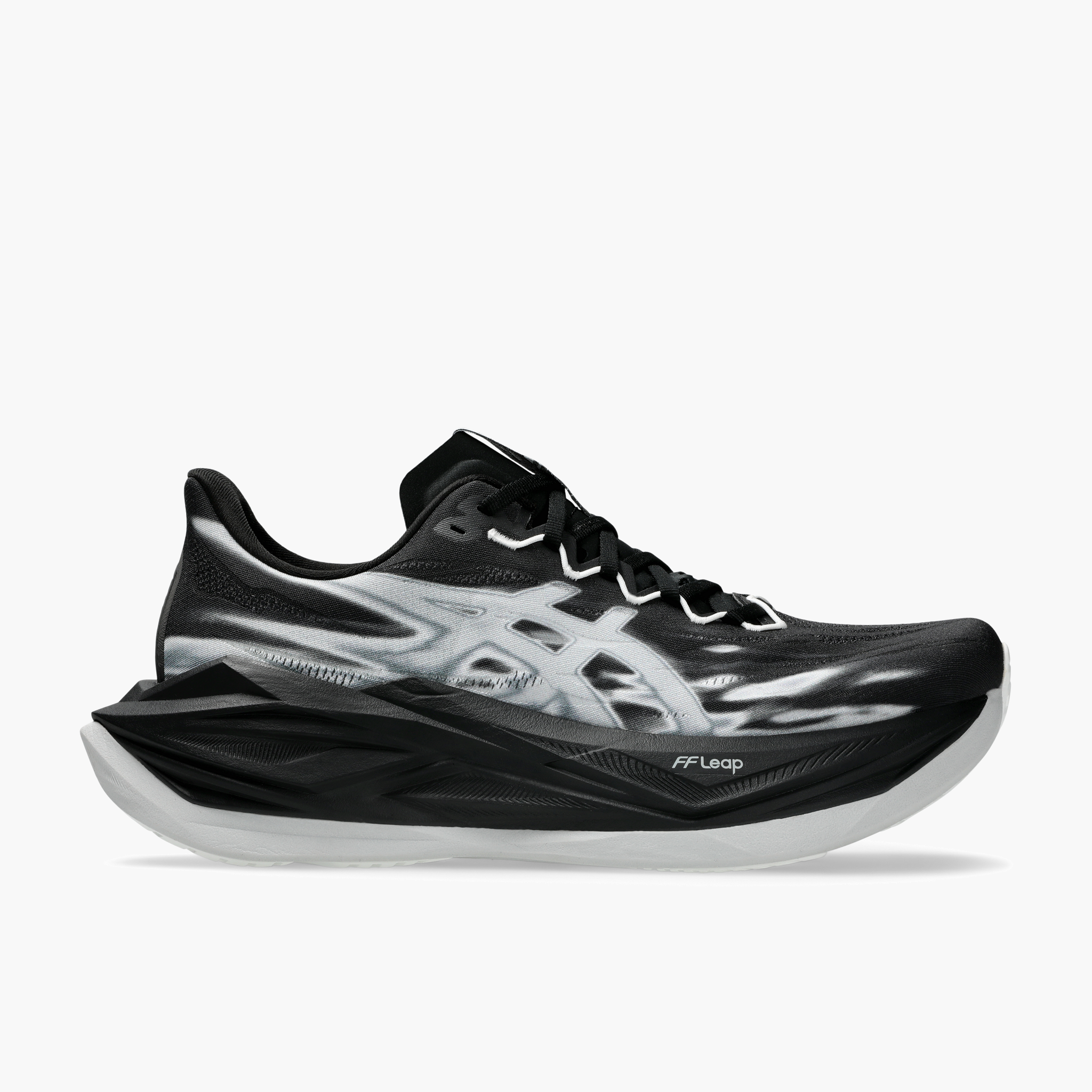 Lateral angle shot of All Gender Superblast 3 in Black / Black