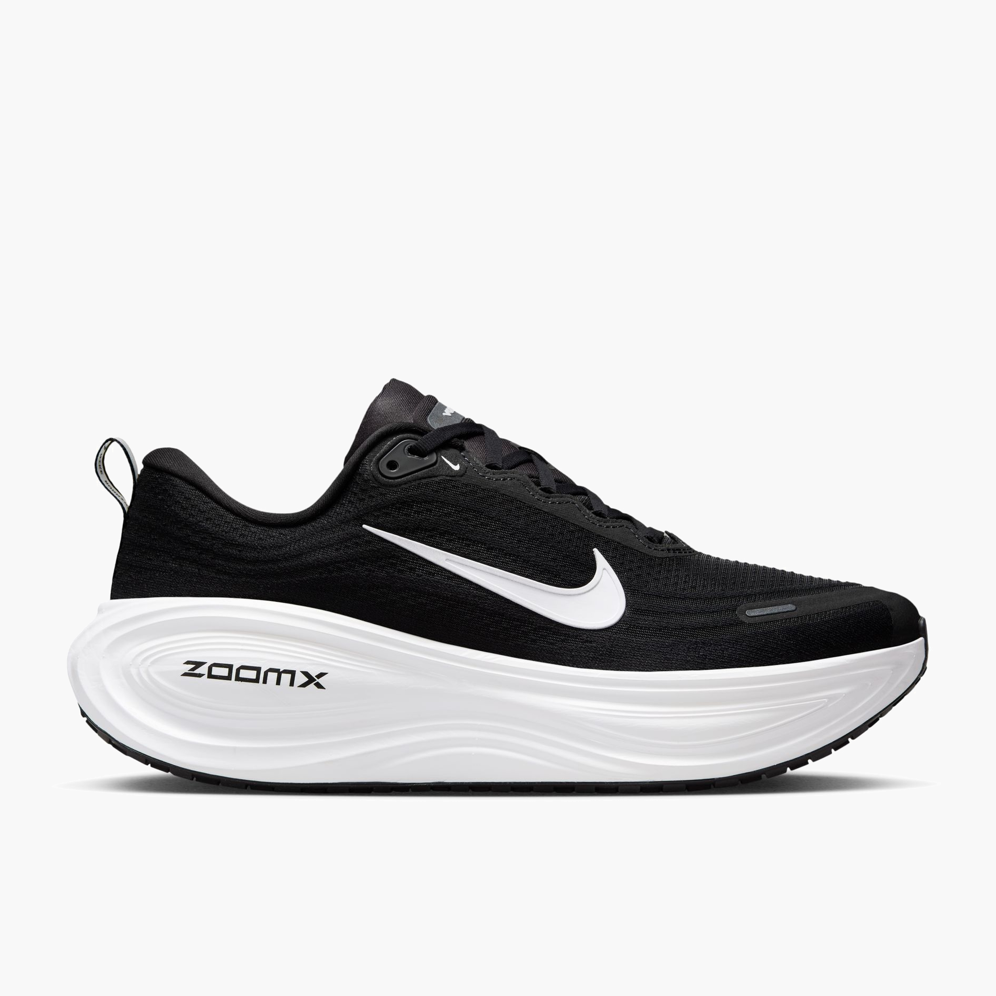 Lateral angle shot of Men's Vomero Plus in Black / White-Cool Grey
