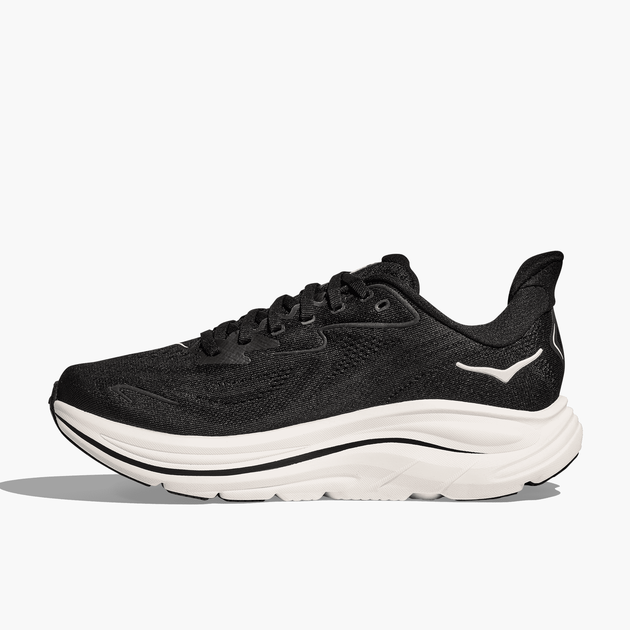 Medial angle shot of Women's Clifton 10 in Black / White
