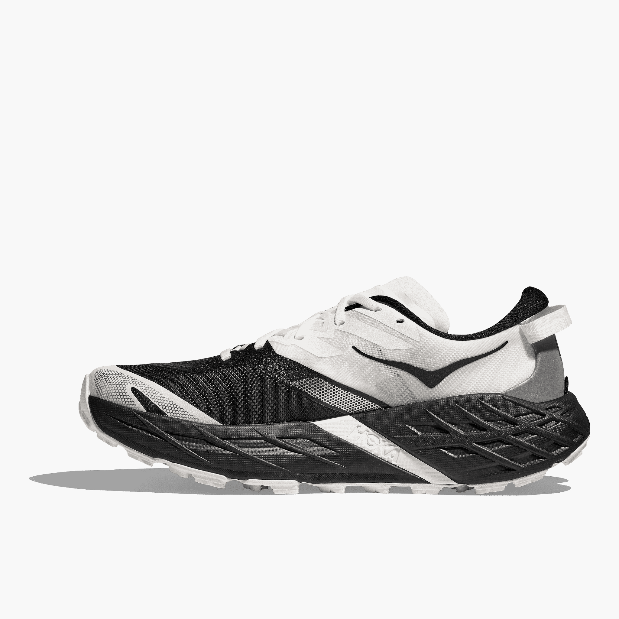 Medial angle shot of Women's Speedgoat 7 in Black / White