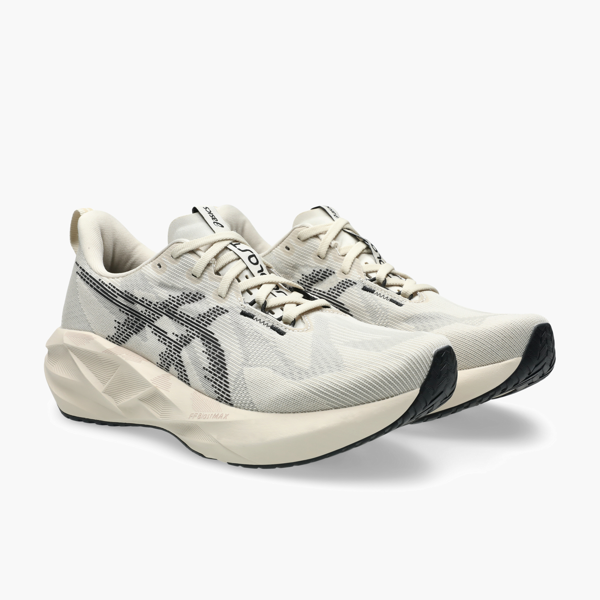 3/4 angle shot of Men's Novablast 5 in Oatmeal / Black