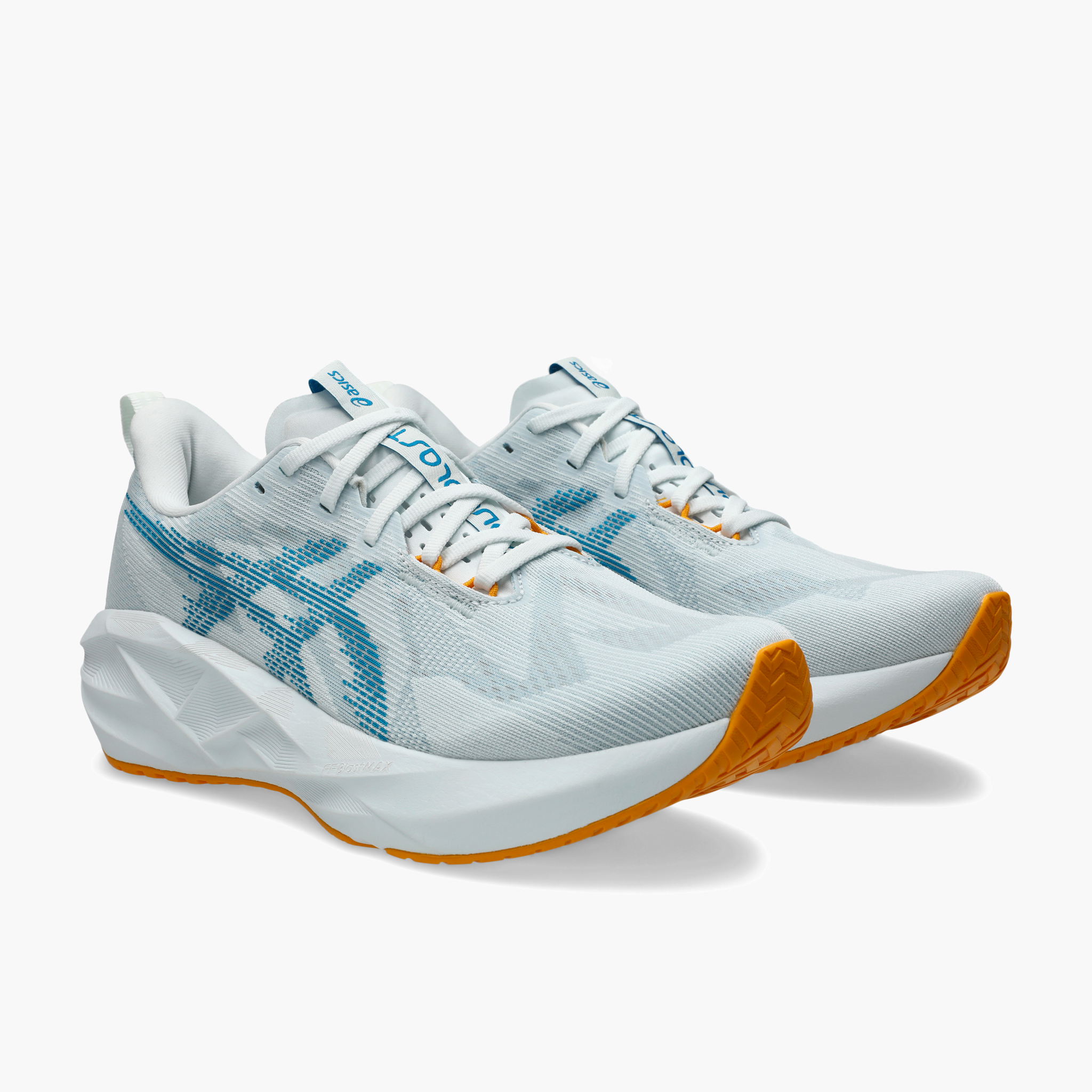 3/4 angle shot of Men's Novablast 5 in Arctic Blue / Aegean Blue