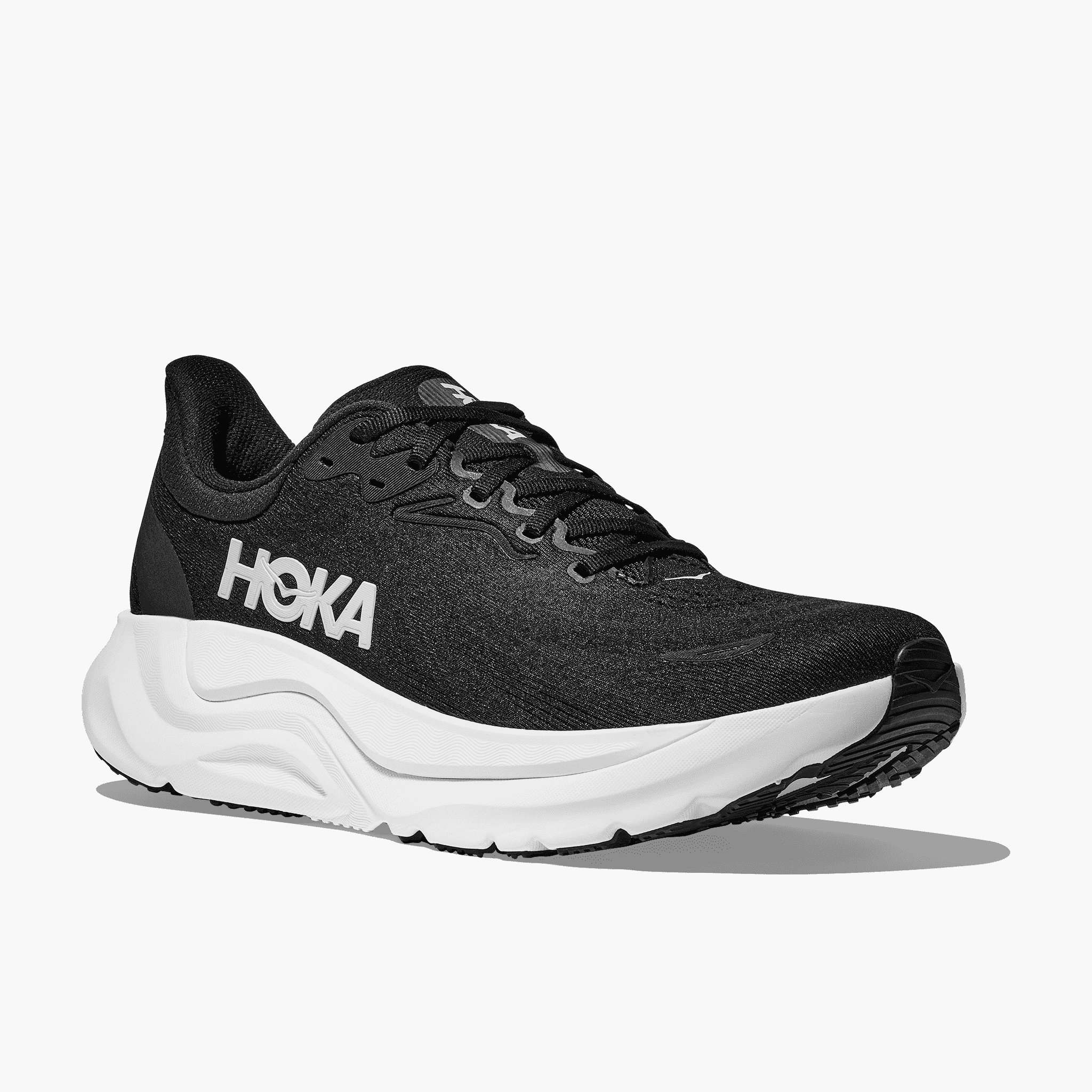 3/4 angle shot of Men's Arahi 8 in Black / White