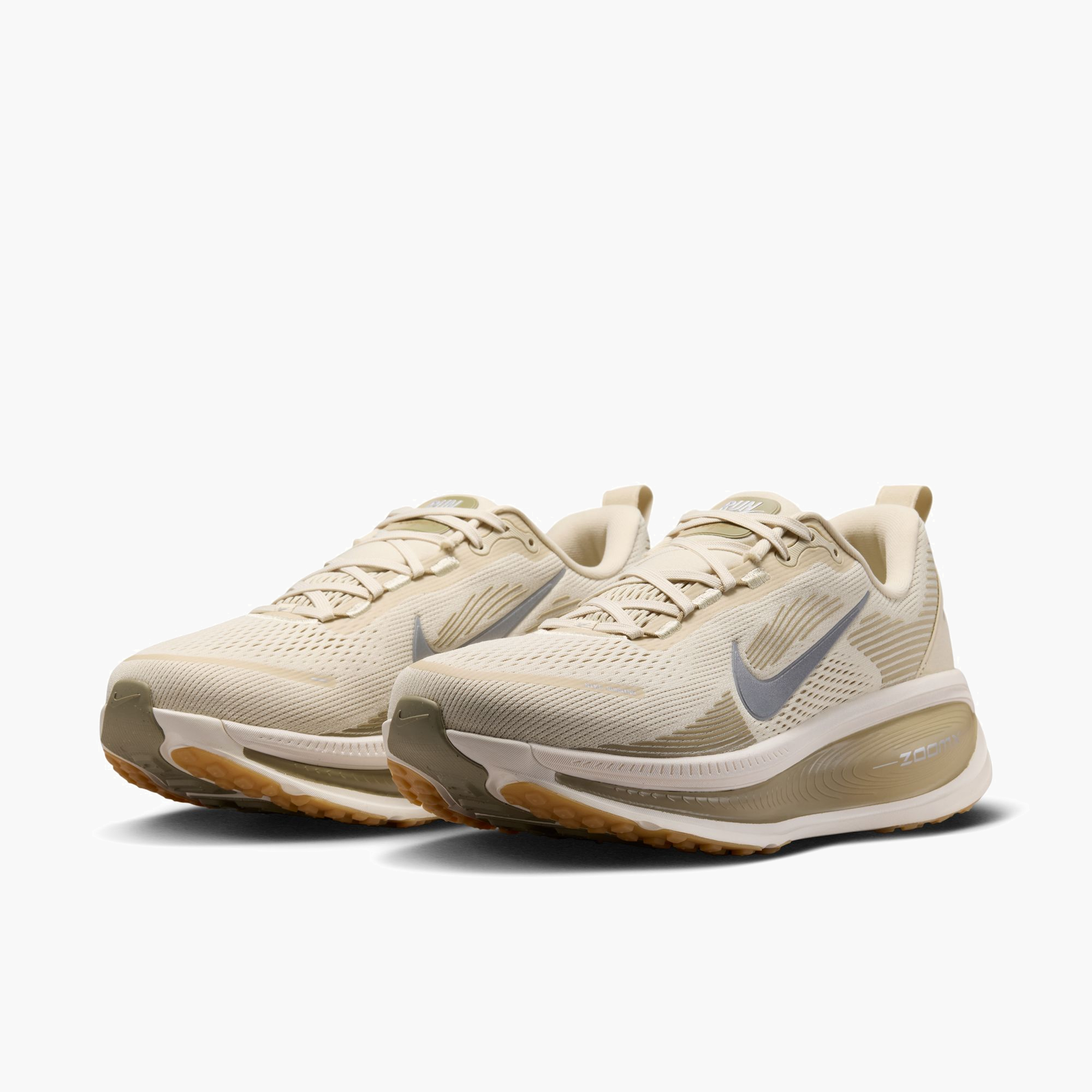 3/4 angle shot of Men's Vomero 18 in Lt Khaki / Metallic Silver-Desert Khaki