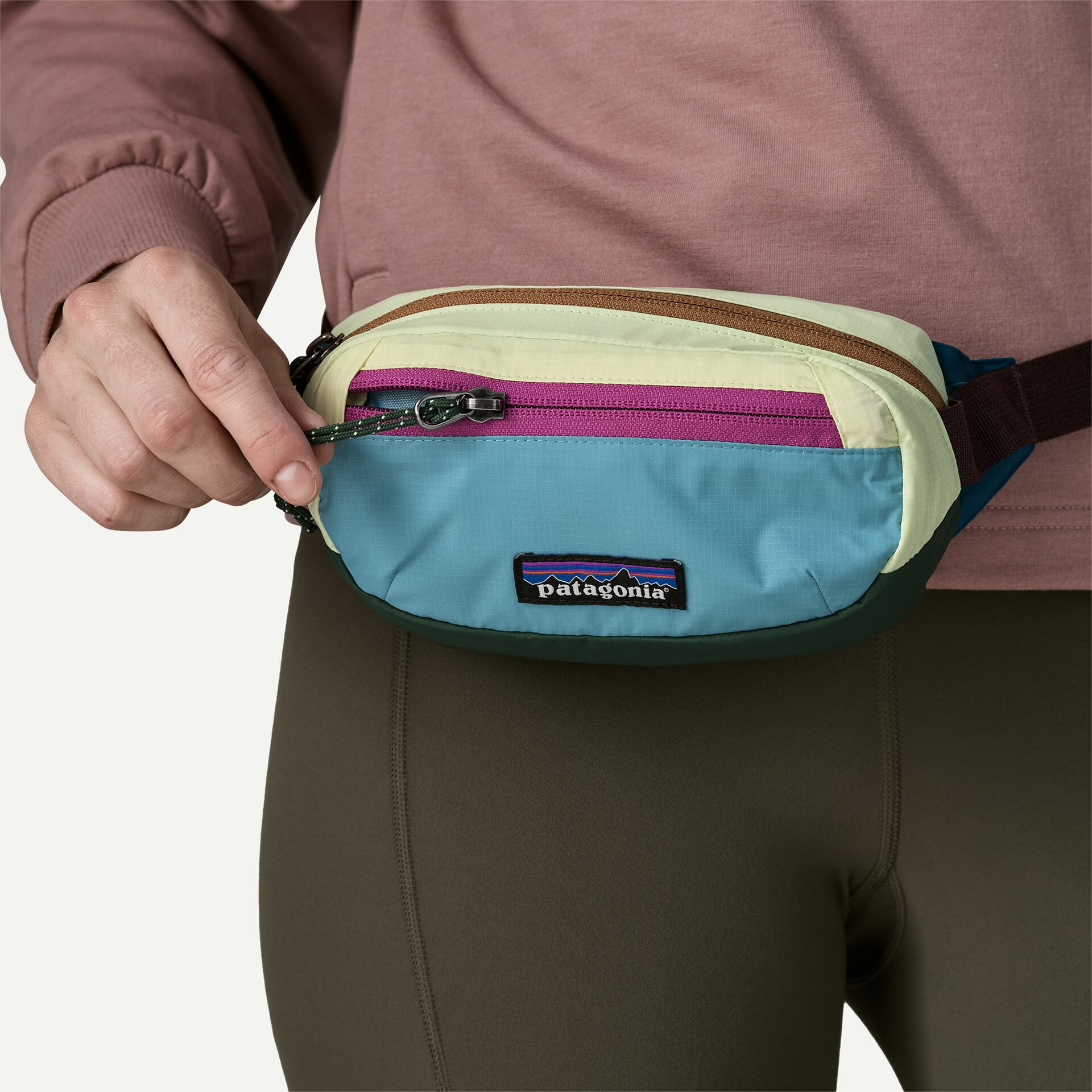 Zippered storage on the Patagonia Terravia Mini Hip Pack