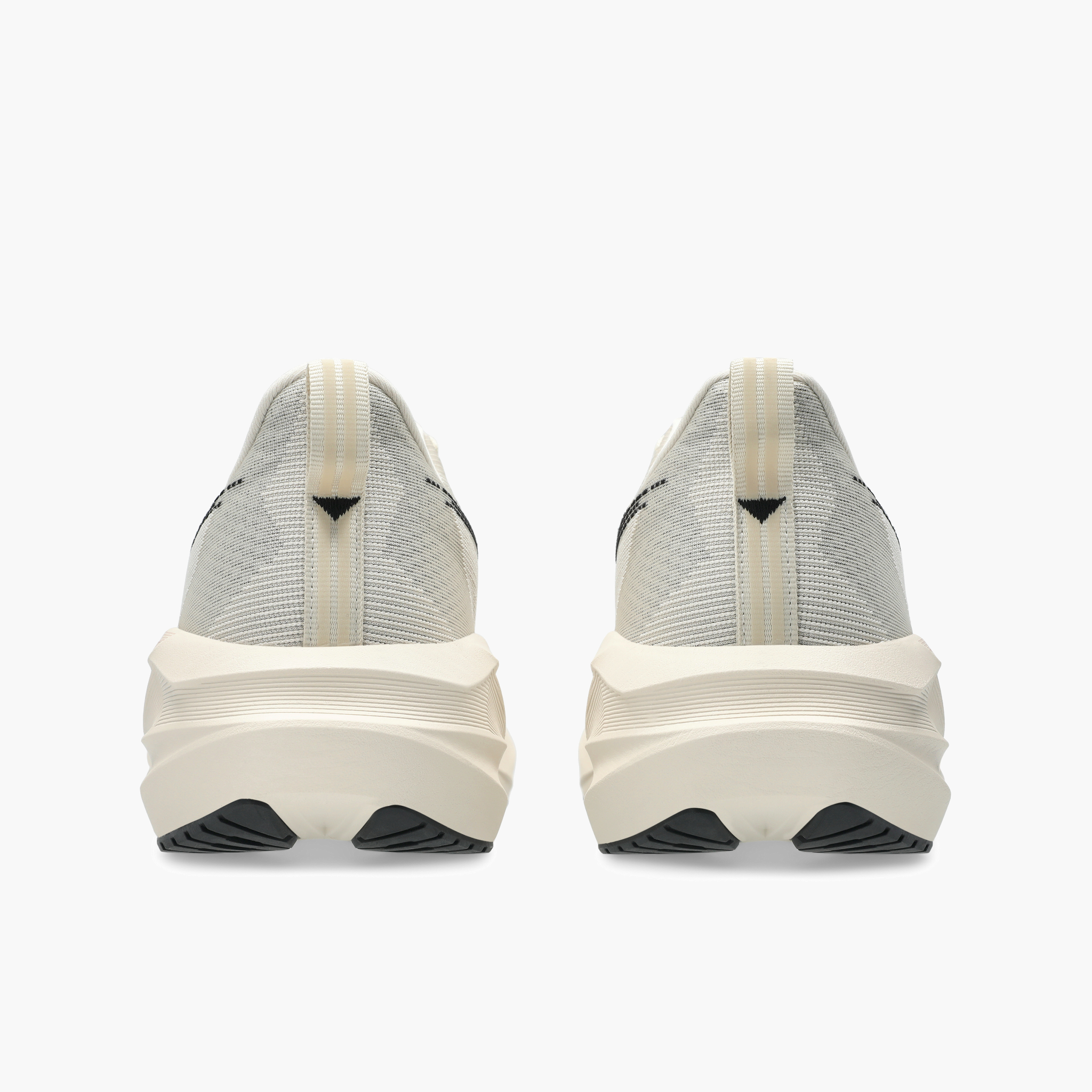 Heel angle shot of Men's Novablast 5 in Oatmeal / Black