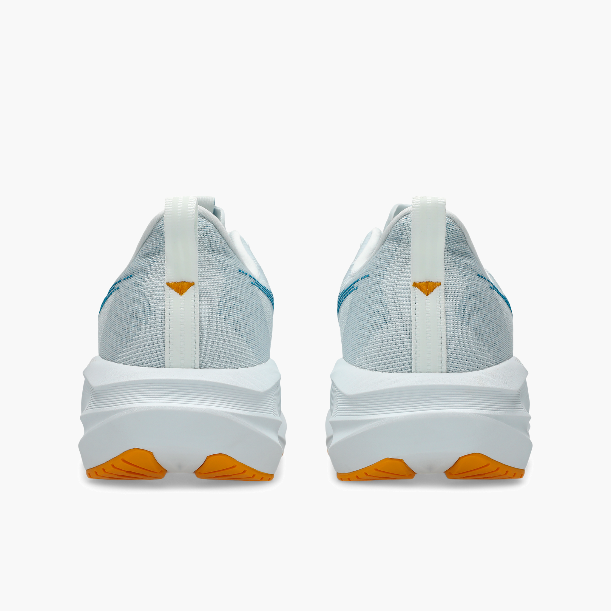 Heel angle shot of Men's Novablast 5 in Arctic Blue / Aegean Blue