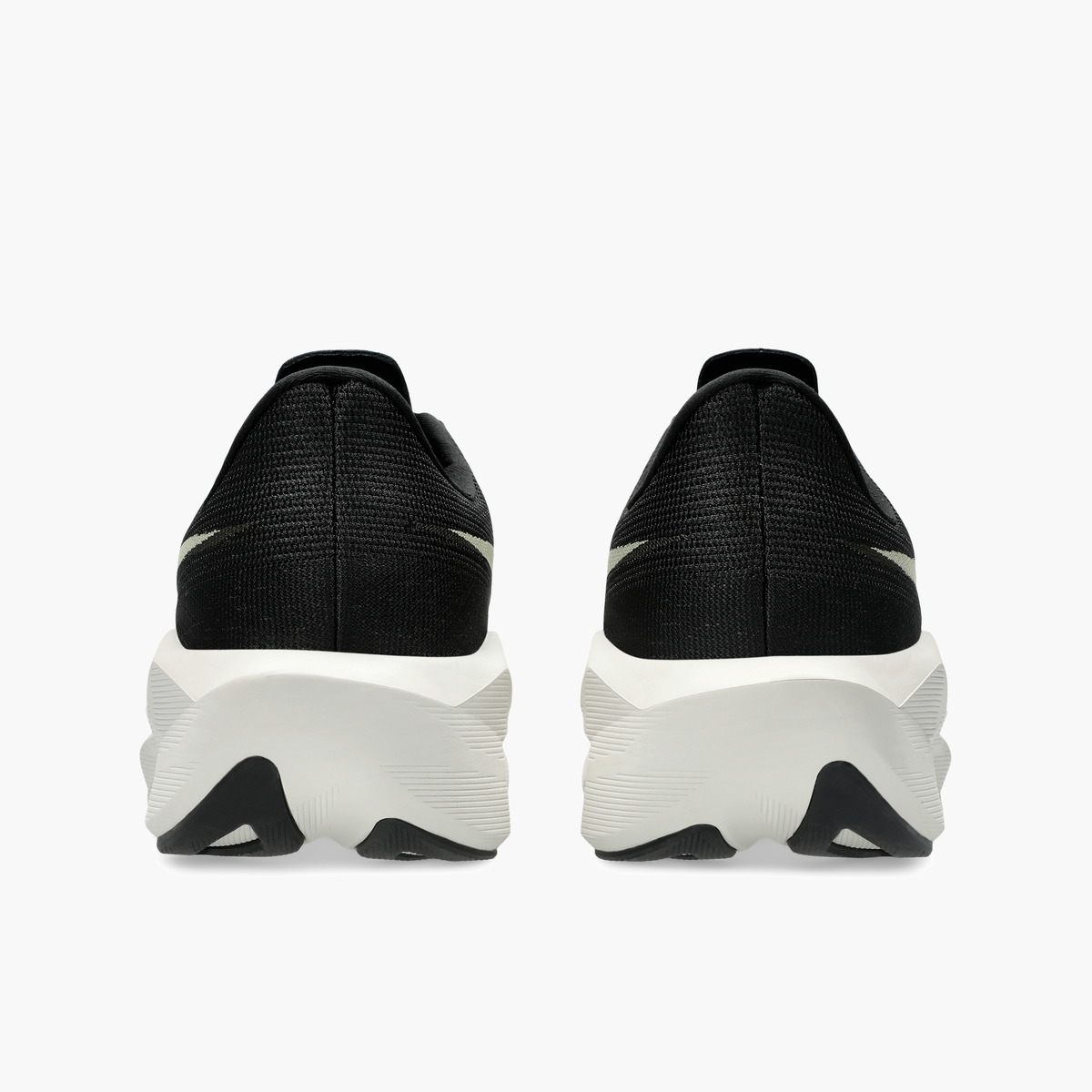 Heel angle shot of Men's Novablast 6 in Black / Khaki