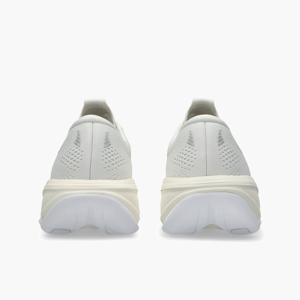 Heel angle shot of Women's Gel-Cumulus 28 in Cream / Glacier Grey
