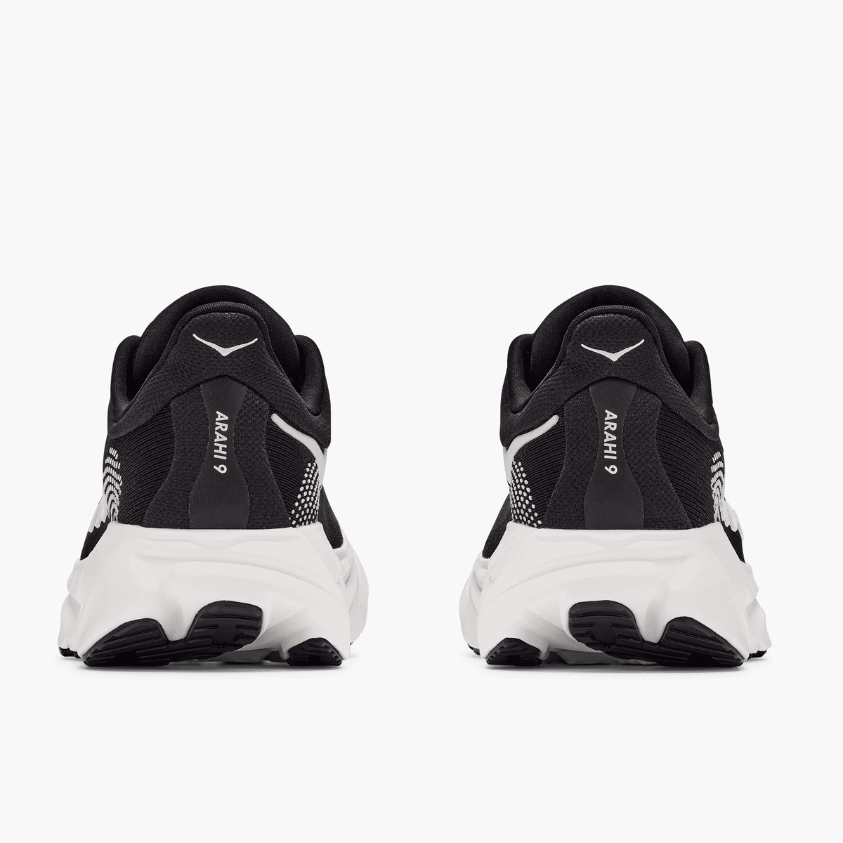 Heel angle shot of Men's Arahi 9 in Black / White