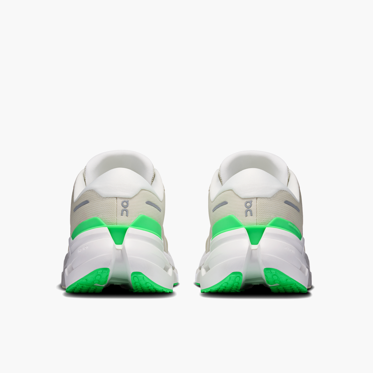 Heel angle shot of Men's Cloudrunner 3 in Ghost | Verdite