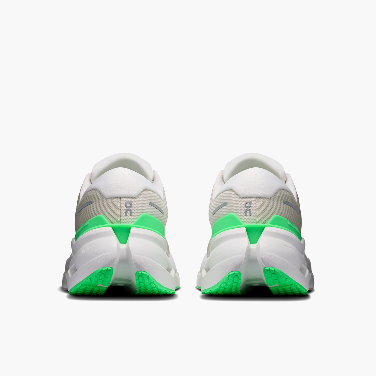 Heel angle shot of Women's Cloudrunner 3 in Ghost | Verdite