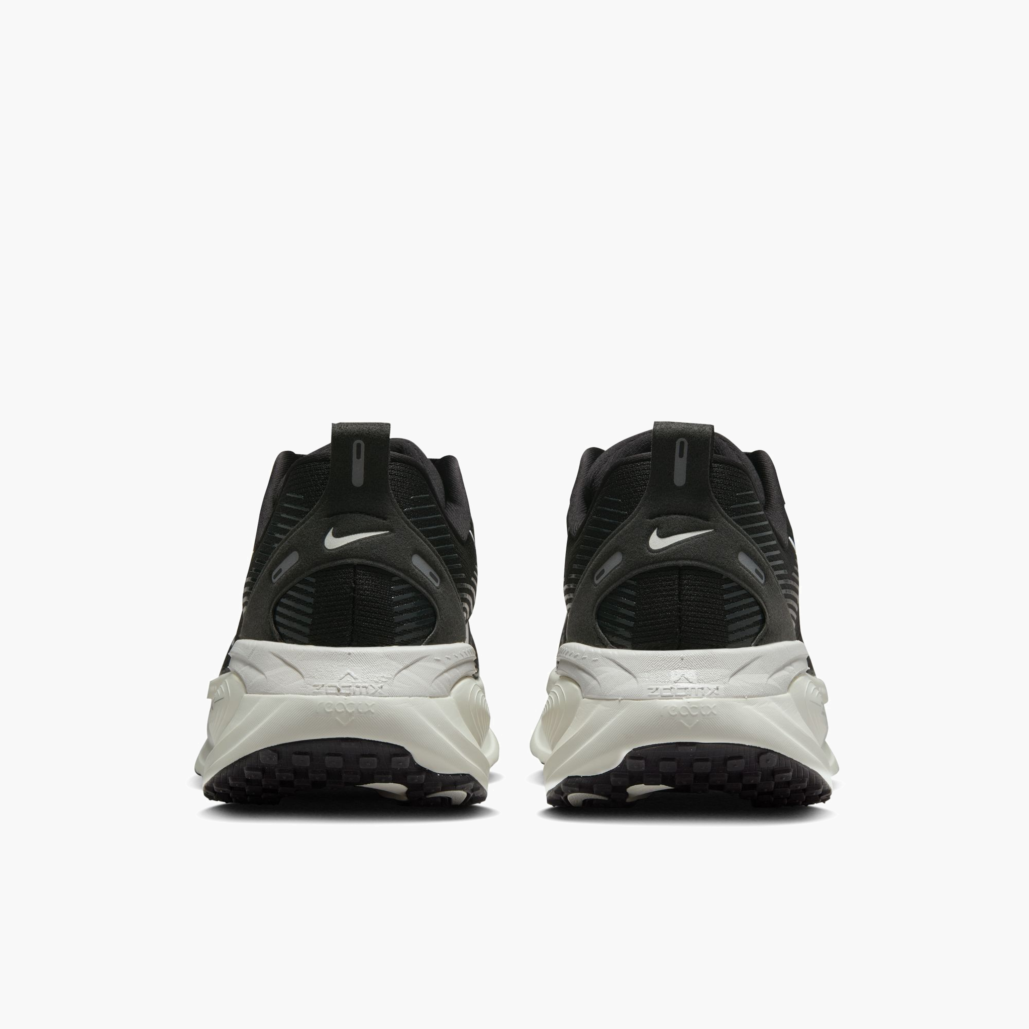 Heel angle shot of Men's Vomero 18 in Black / Summit White-Coconut Milk