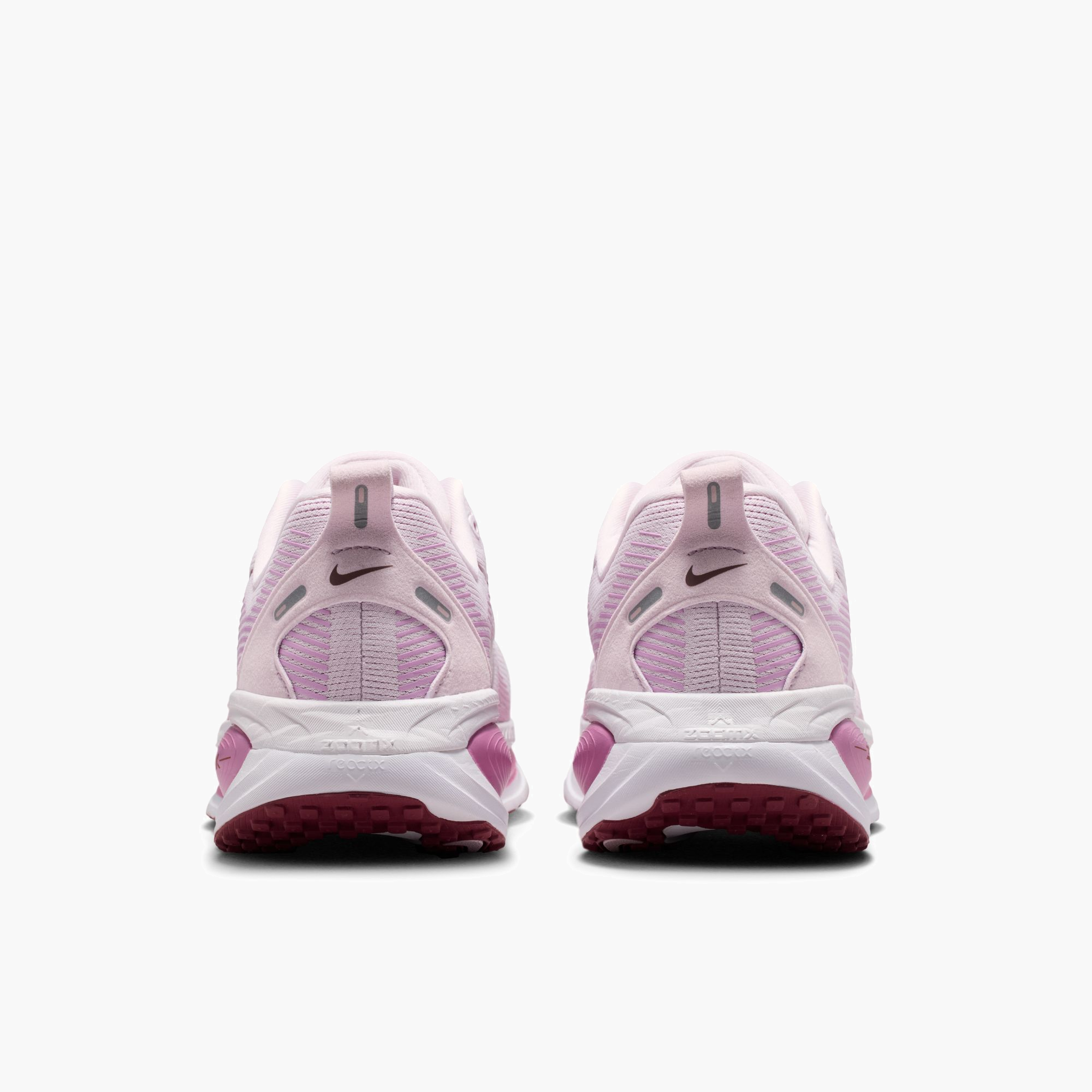 Heel angle shot of Women's Vomero 18 in Bleached Lilac / Pink Smoke-Lt Magenta