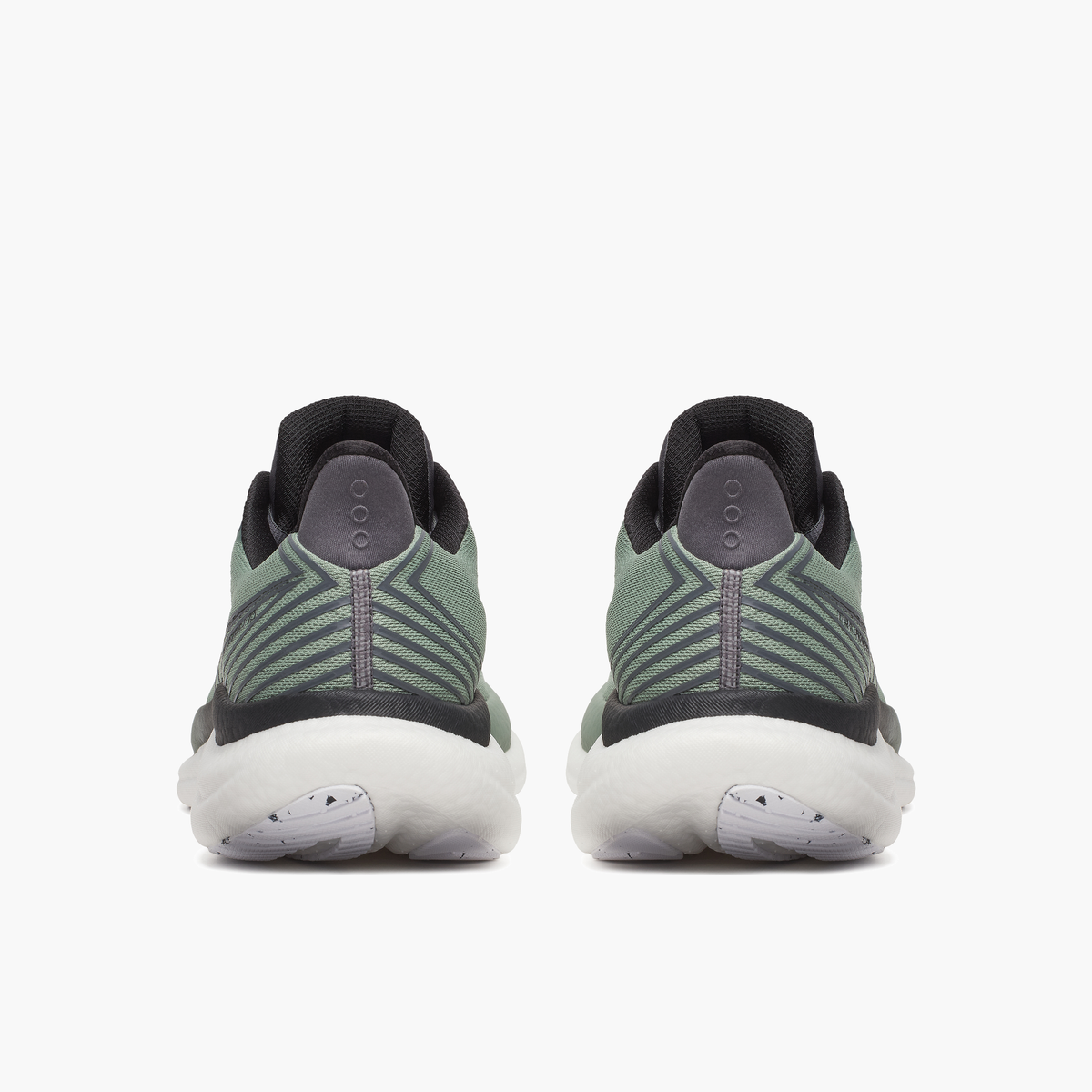 Heel angle shot of Men's Triumph 23 in Iceburg / Carbon