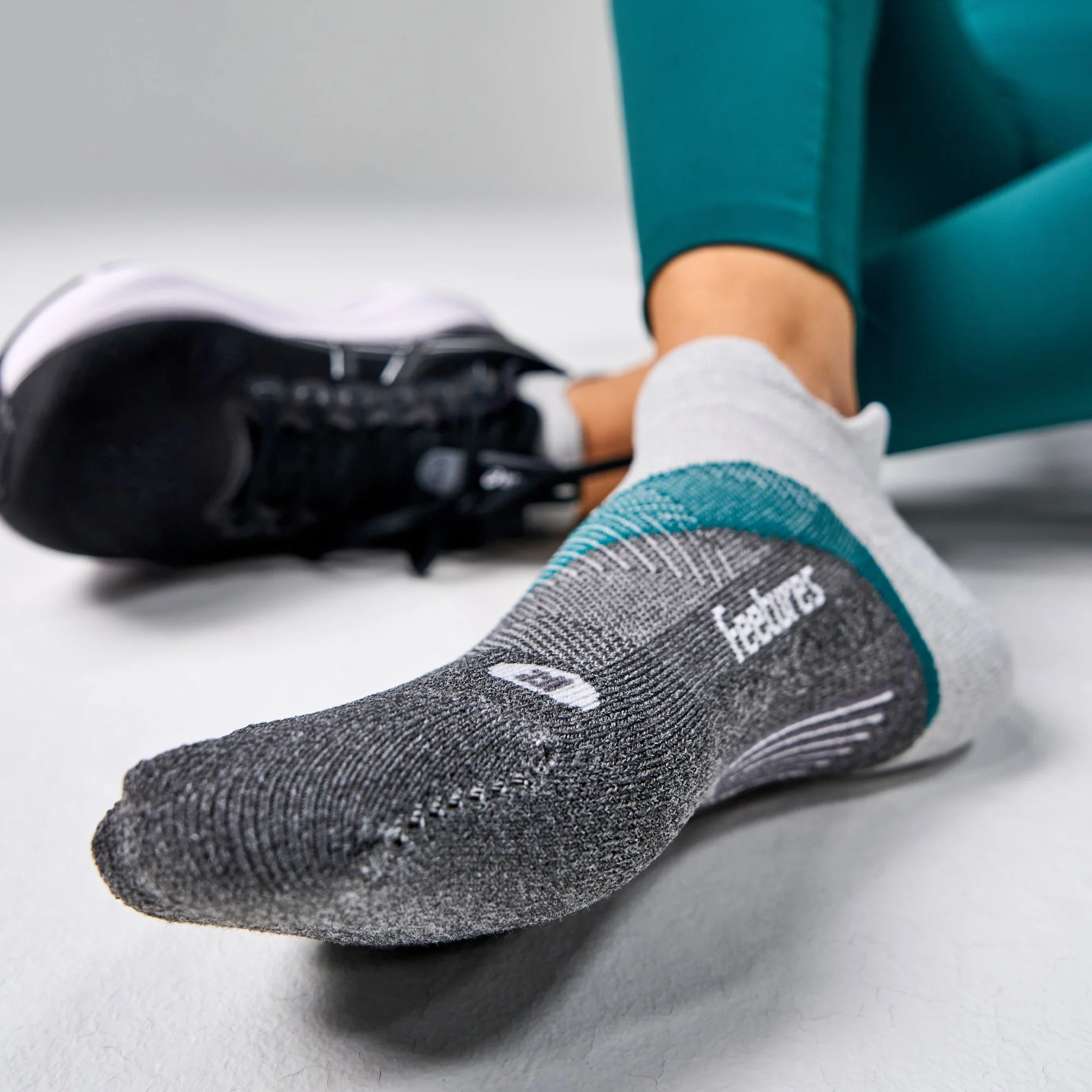 Elite Light Cushion No Show Tab Socks