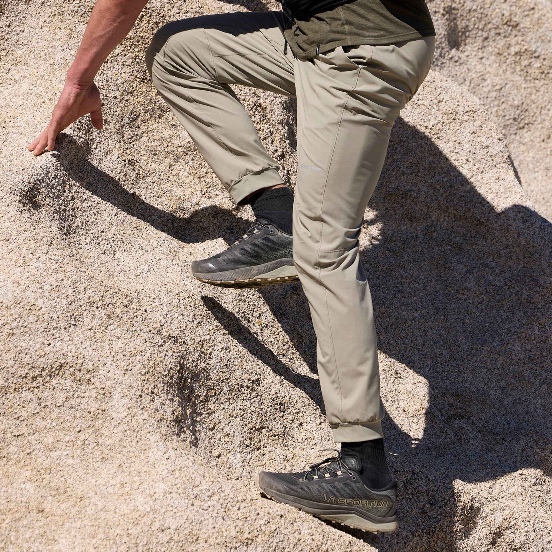 Climber wearing Patagonia Terrebonne Joggers on rock