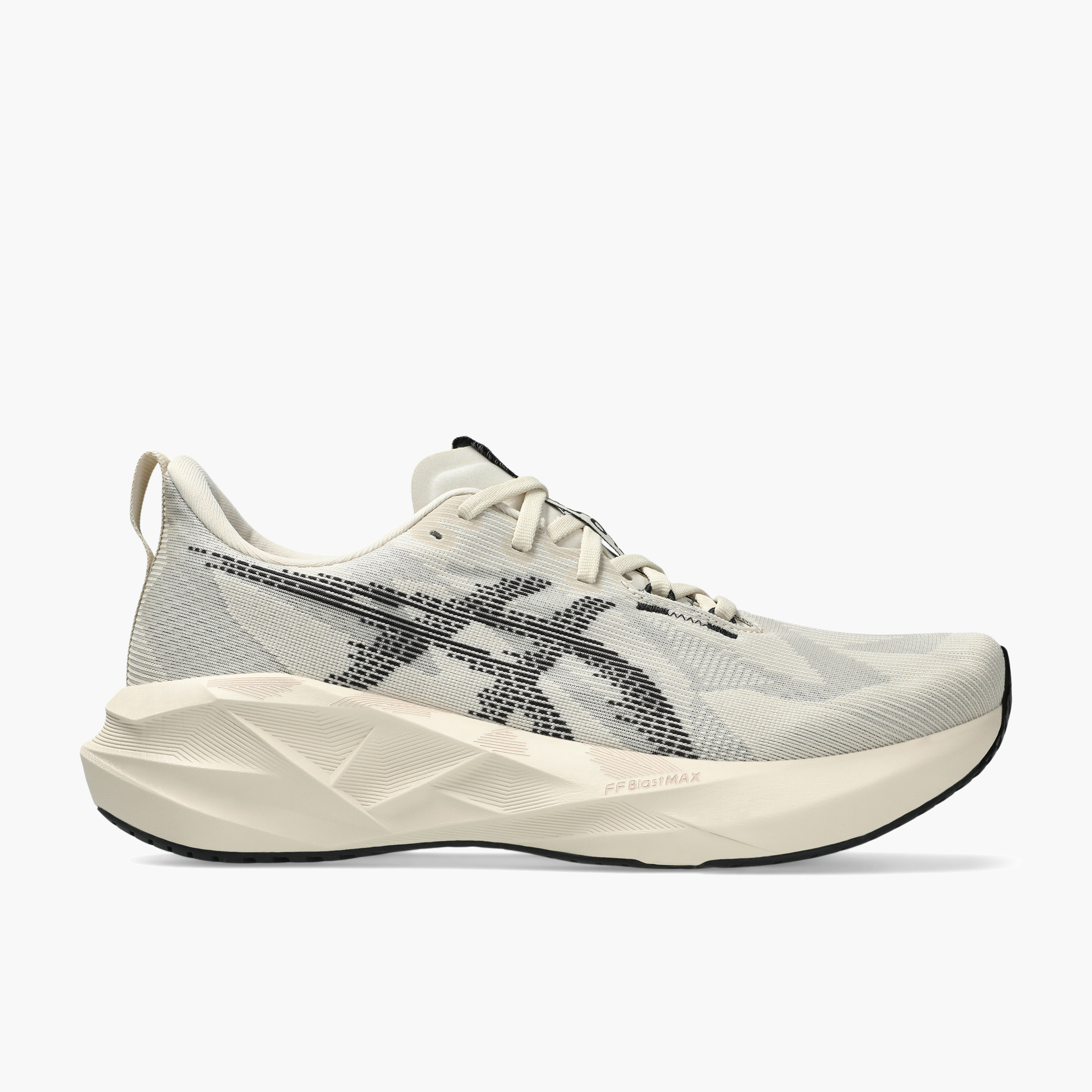 Lateral angle shot of Men's Novablast 5 in Oatmeal / Black