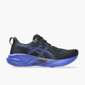 Lateral angle shot of Men's Novablast 5 in Black / Cobalt Burst