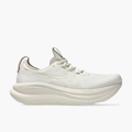 Lateral angle shot of Men's Gel-Nimbus 28 in Soft Oat / Cream