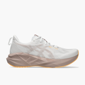 Lateral angle shot of Women's Novablast 5 in White / Fawn