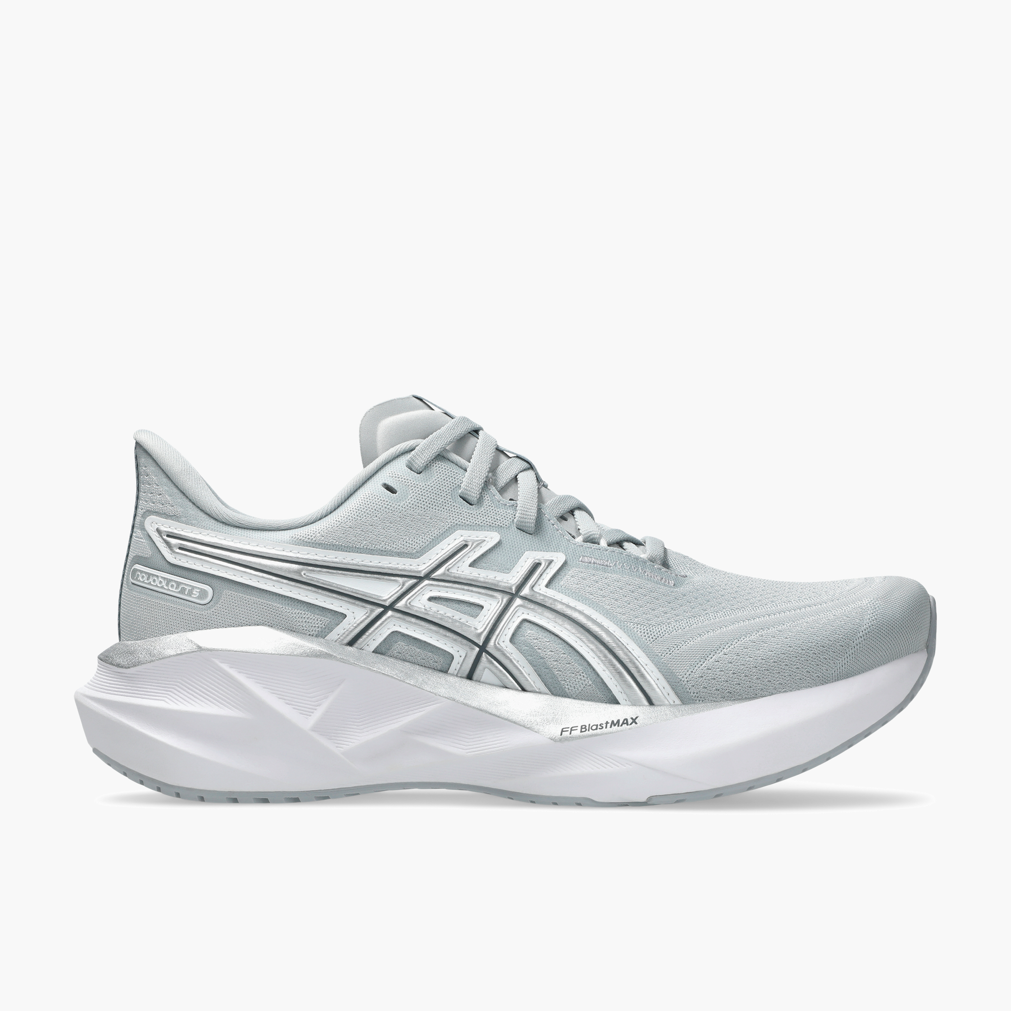 Lateral angle shot of Women's Novablast 5 in Piedmont Grey / Pure Silver