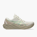 Lateral angle shot of Women's GT-2000 15 in Birch / Greige