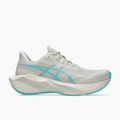Lateral angle shot of Women's Novablast 6 in Soft Oat / Energy Aqua