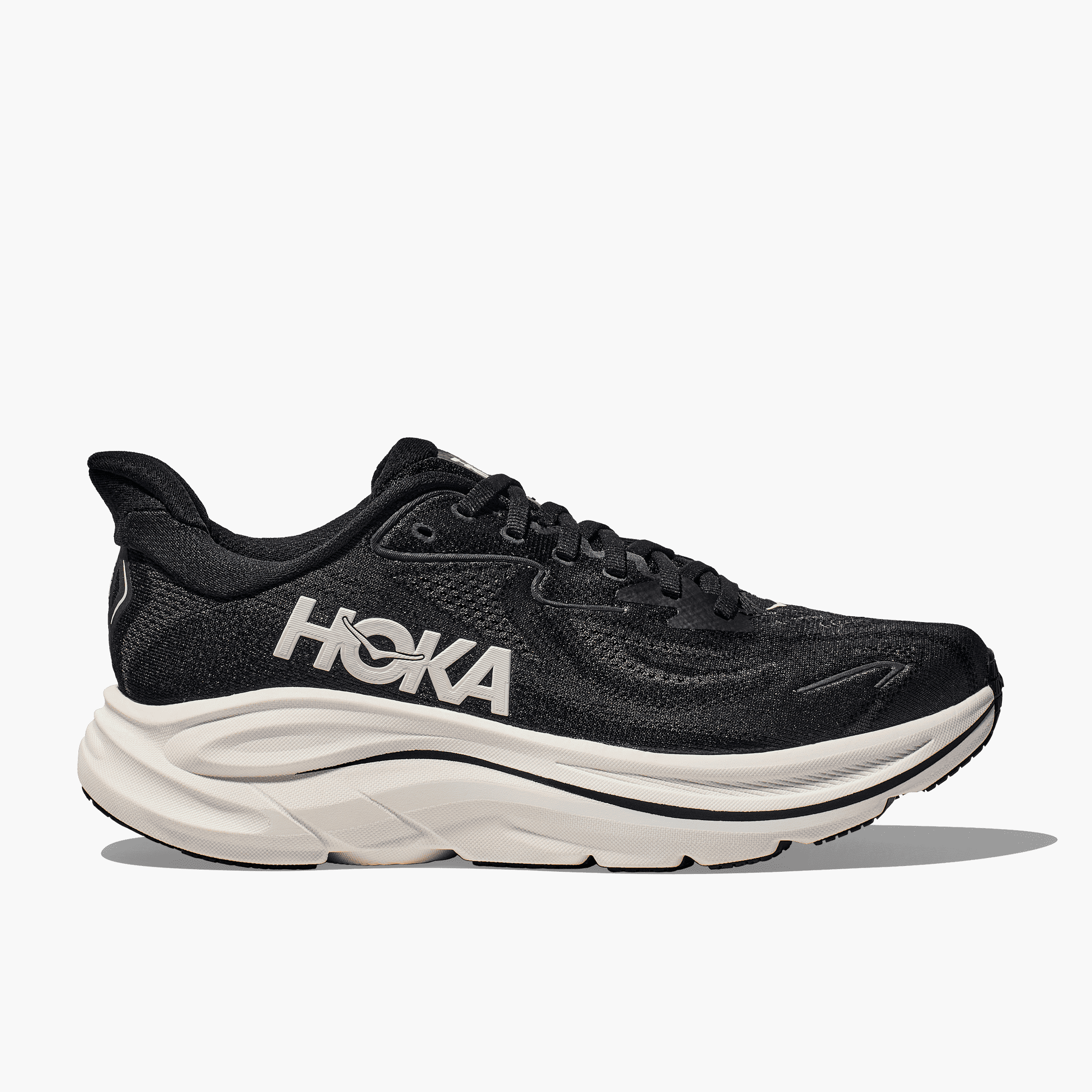 Lateral angle shot of Women's Clifton 10 in Black / White