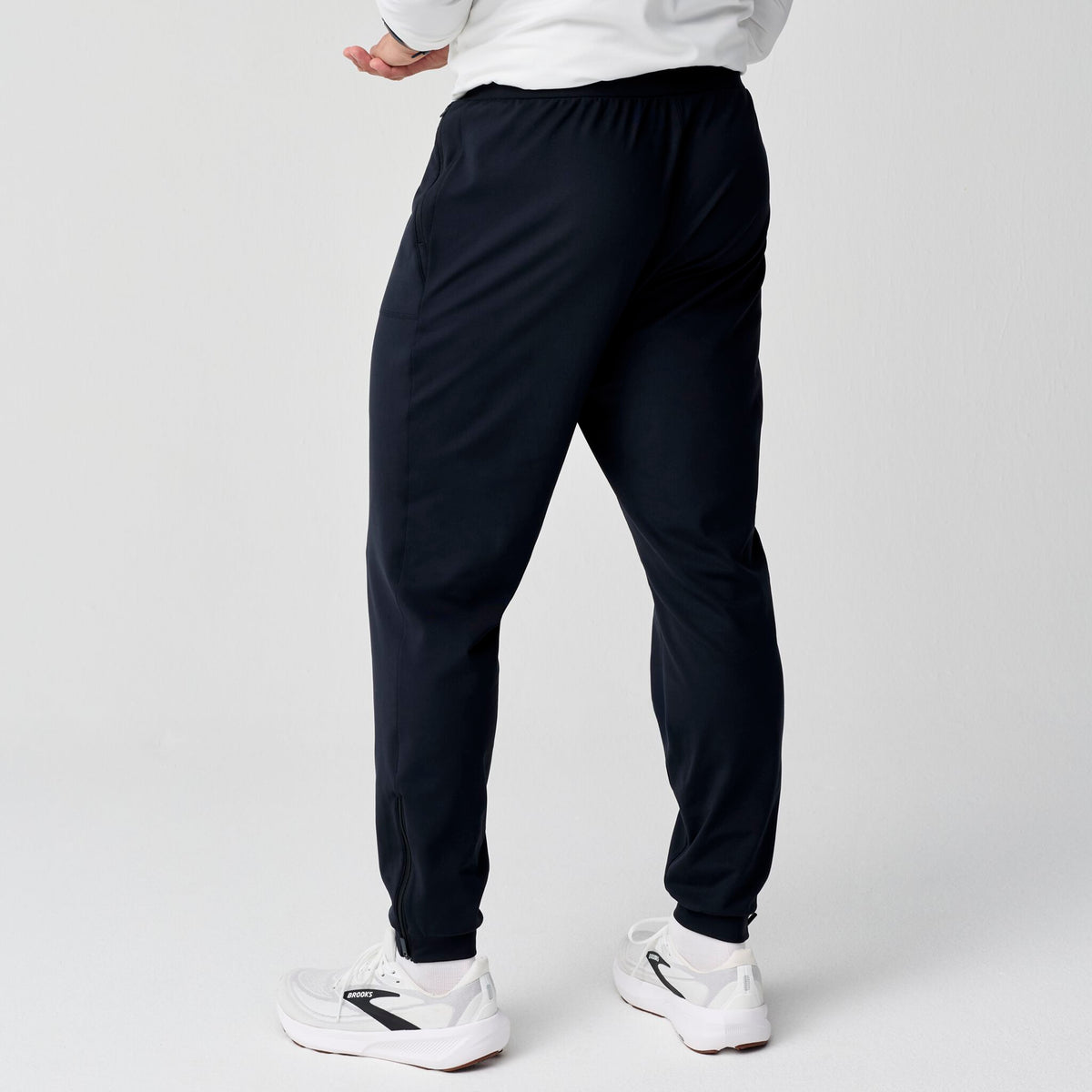 Men's Momentum Thermal Pant — on-body source 3 [211567-057]
