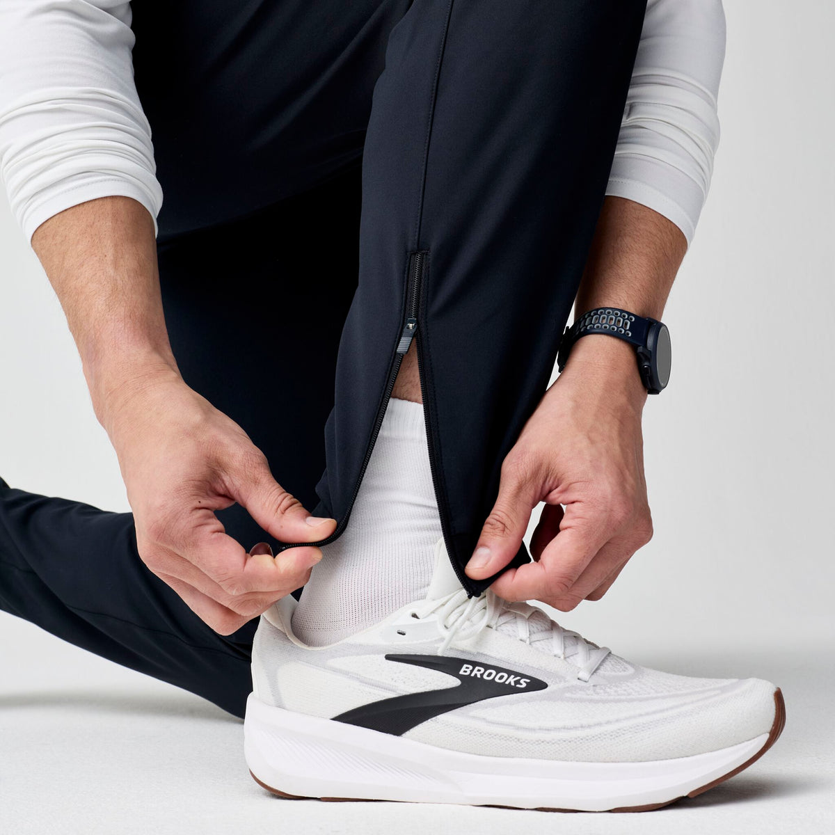 Men's Momentum Thermal Pant — on-body source 6 [211567-057]