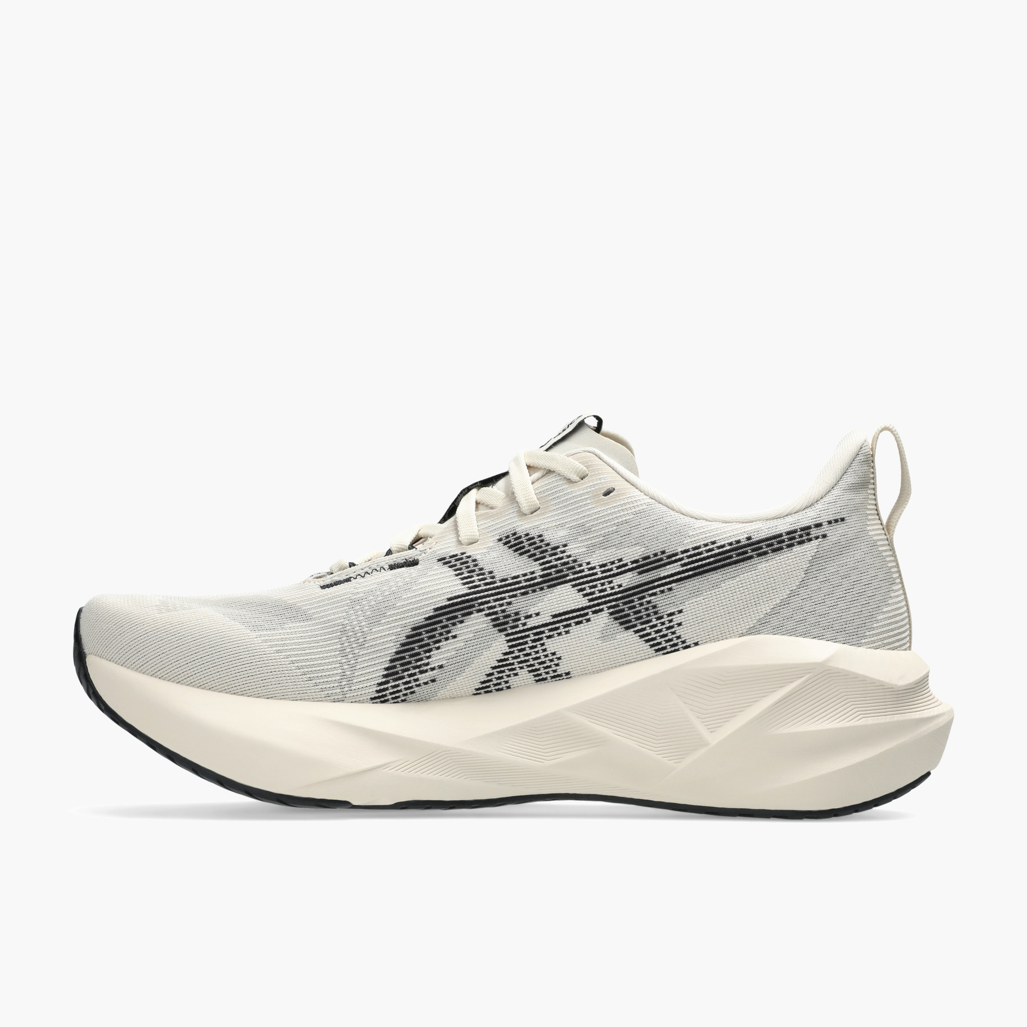 Medial angle shot of Men's Novablast 5 in Oatmeal / Black
