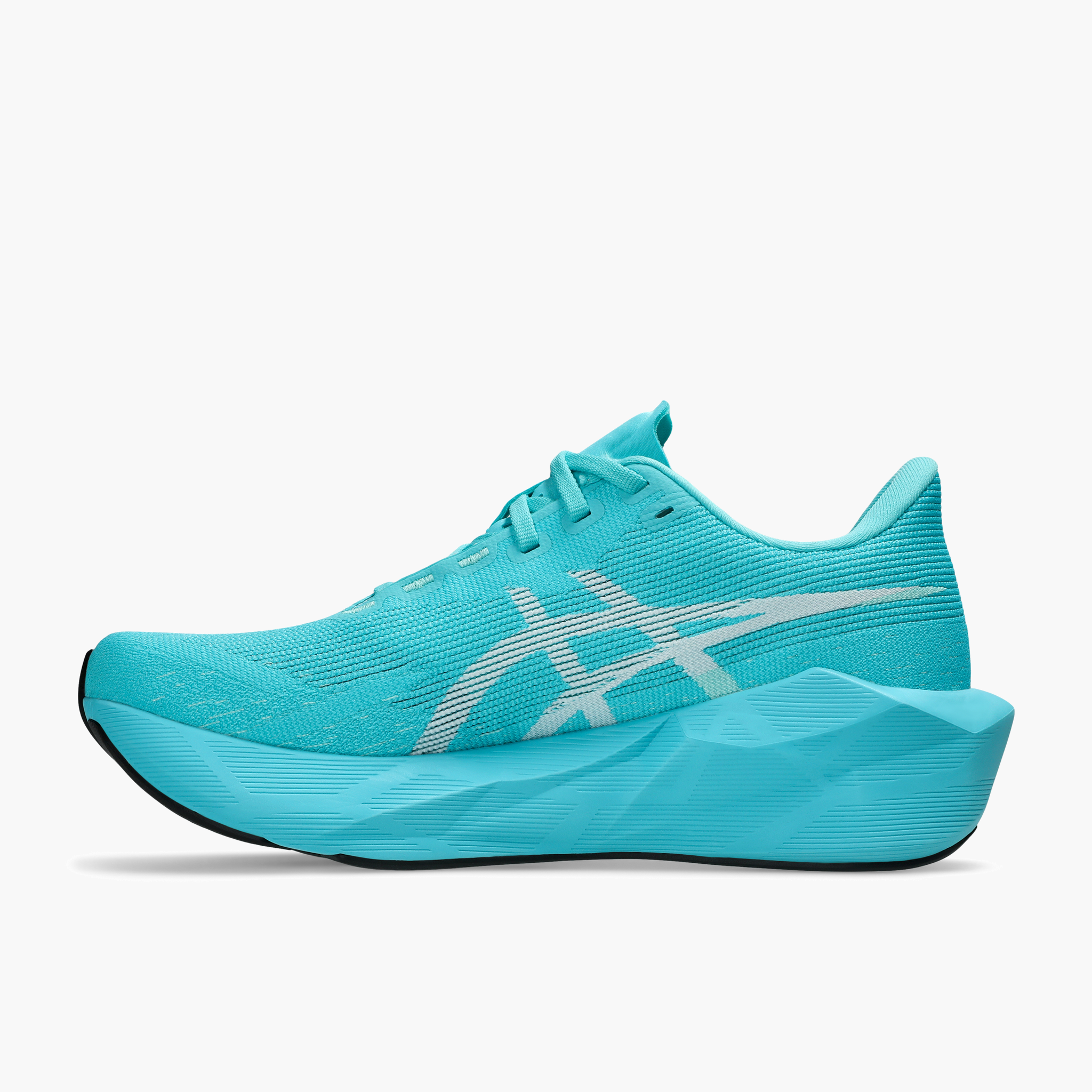 Medial angle shot of Women's Novablast 6 in Energy Aqua / White