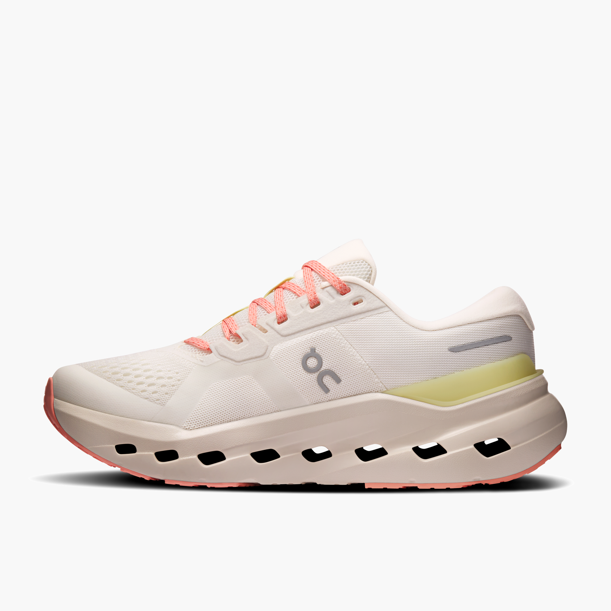 Medial angle shot of Women's Cloudrunner 3 in Ivory | Dew