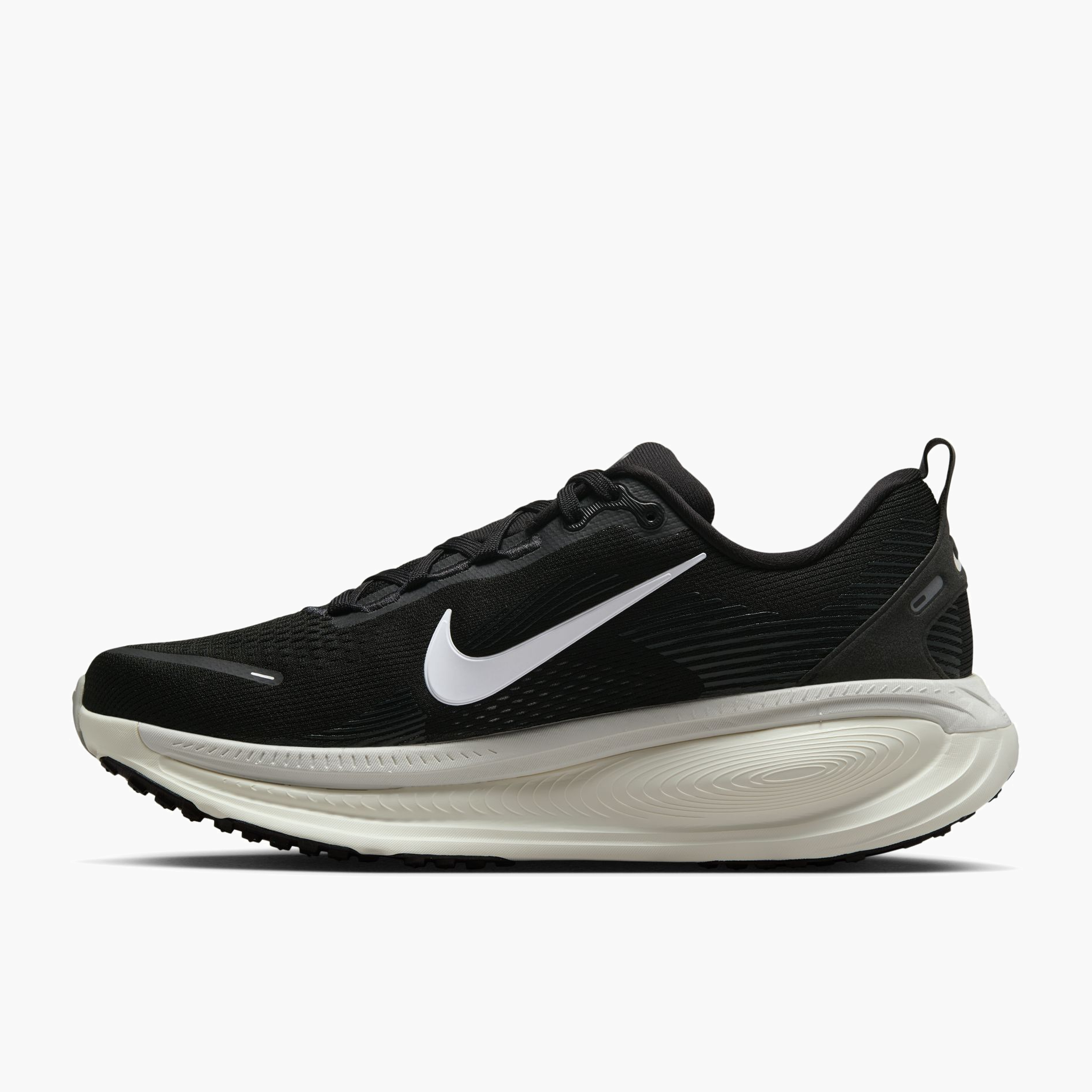 Medial angle shot of Men's Vomero 18 in Black / Summit White-Coconut Milk