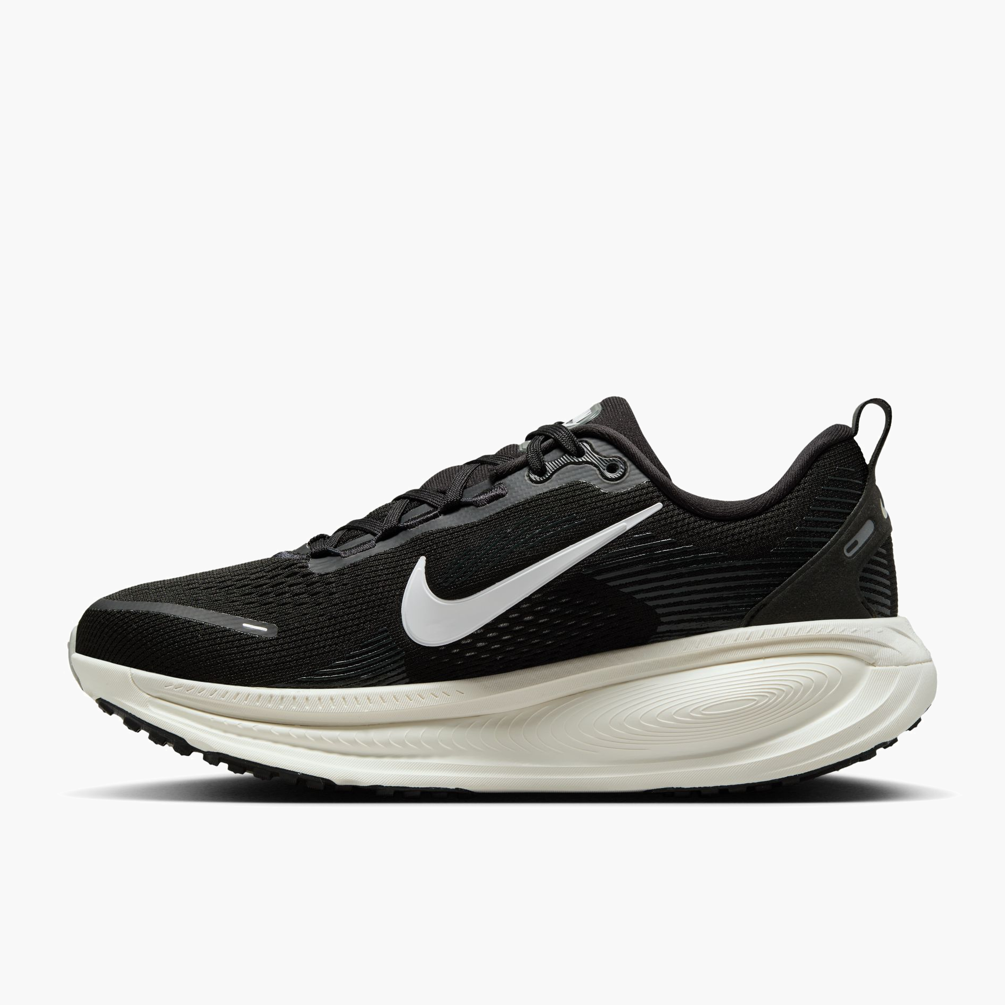 Medial angle shot of Women's Vomero 18 in Black / Summit White-Coconut Milk