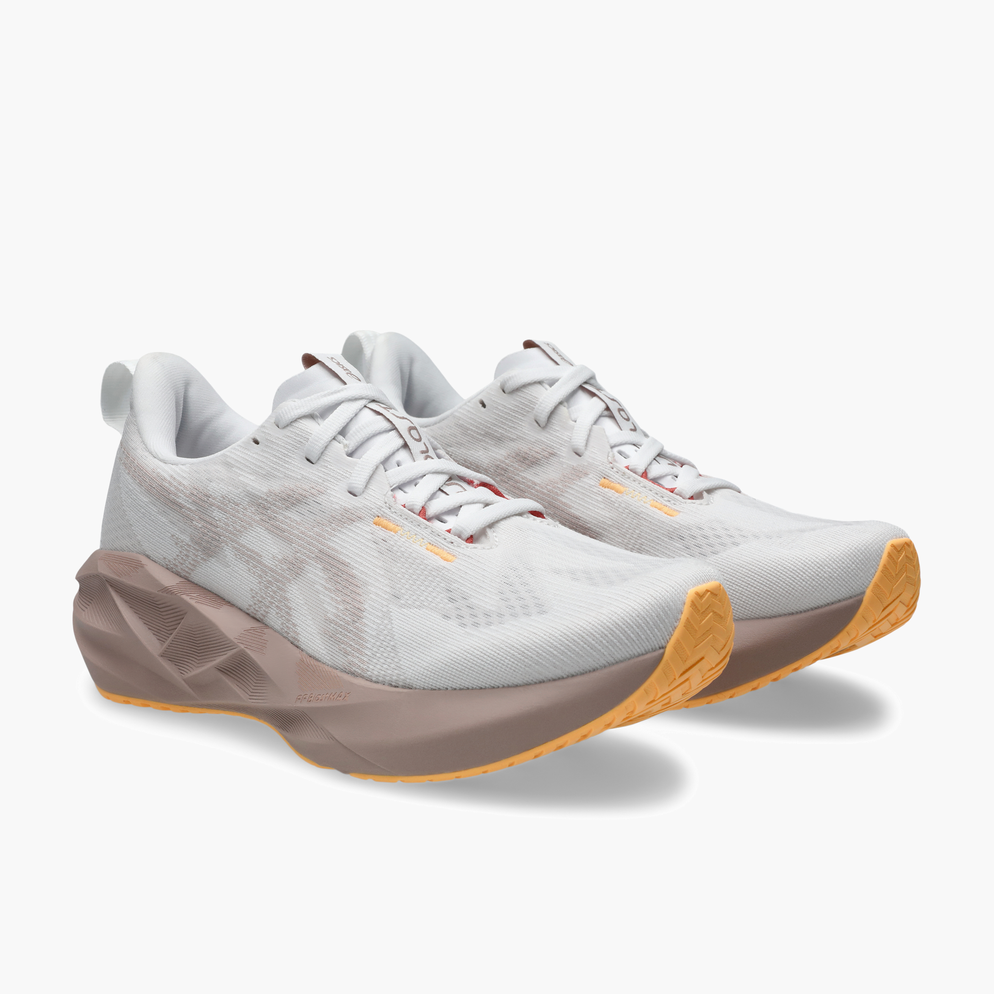 3/4 angle shot of Women's Novablast 5 in White / Fawn