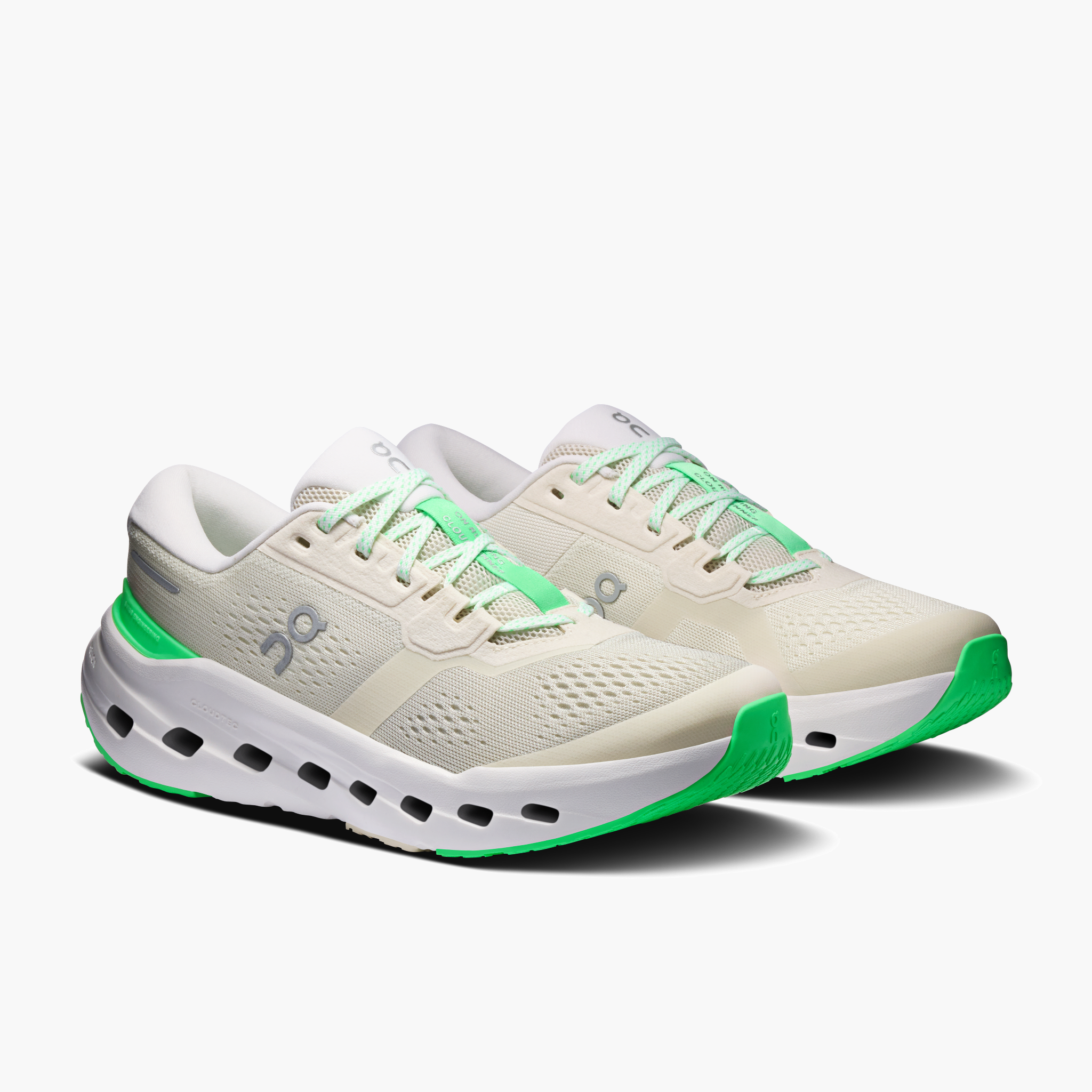 3/4 angle shot of Women's Cloudrunner 3 in Ghost | Verdite