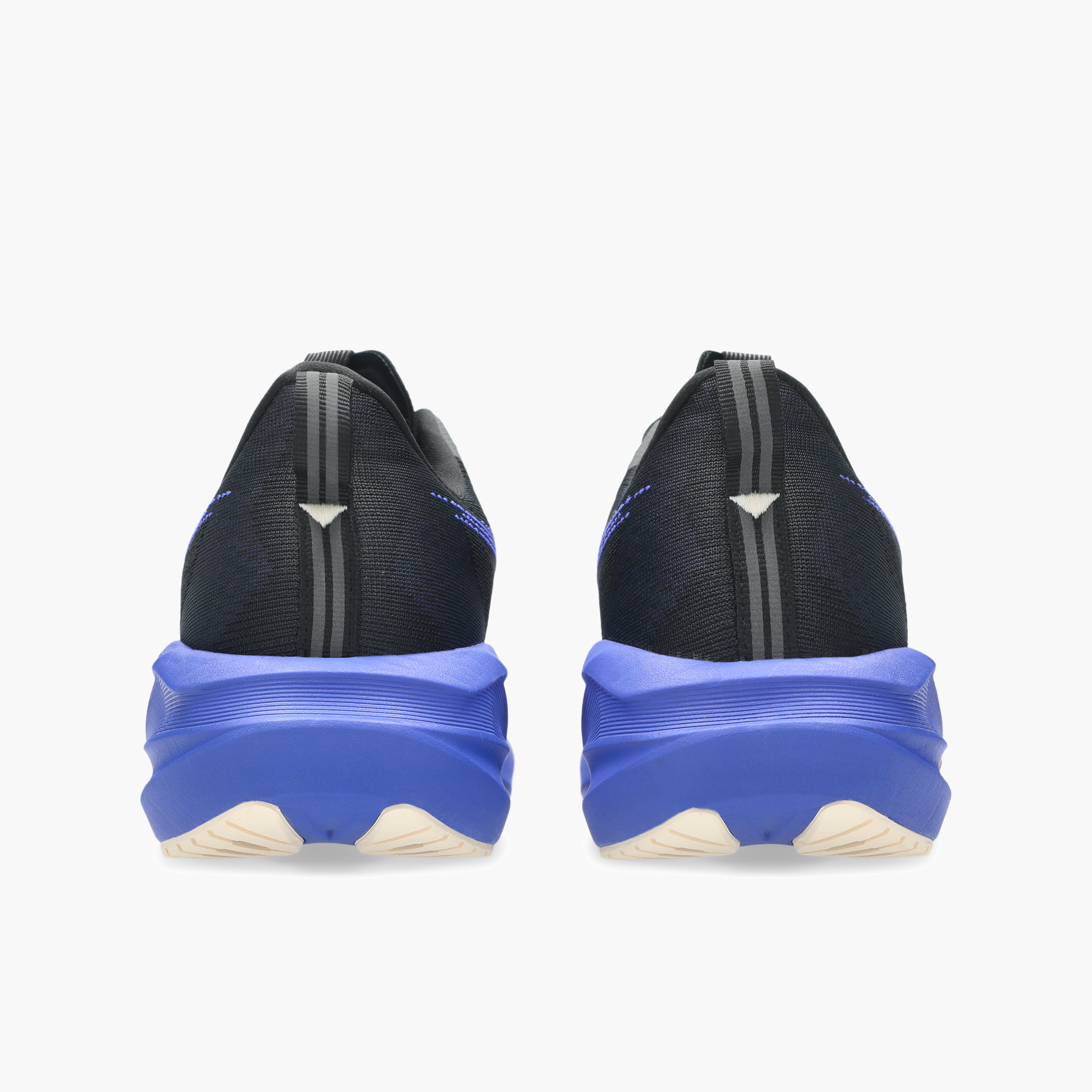 Heel angle shot of Men's Novablast 5 in Black / Cobalt Burst
