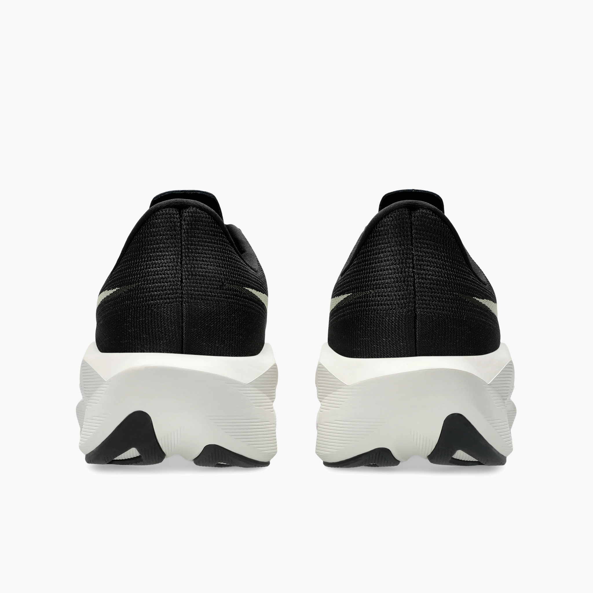 Heel angle shot of Men's Novablast 6 in Black / Khaki