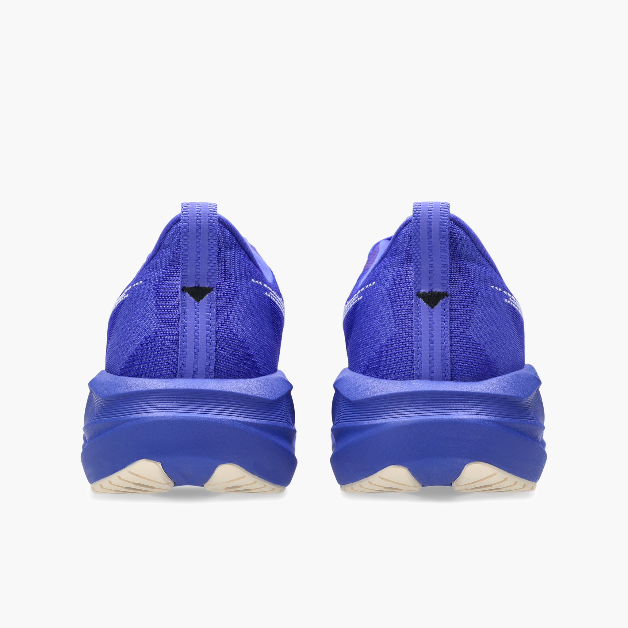 Heel angle shot of Women's Novablast 5 in Cobalt Burst / White