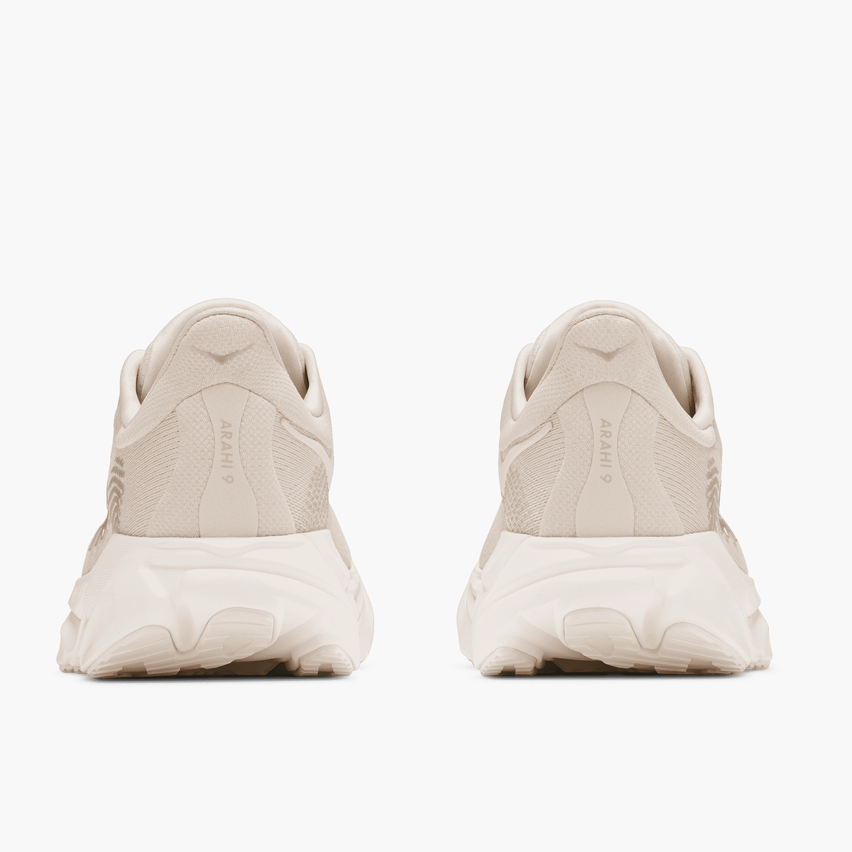 Heel angle shot of Women's Arahi 9 in Alabaster  /  Oat Milk