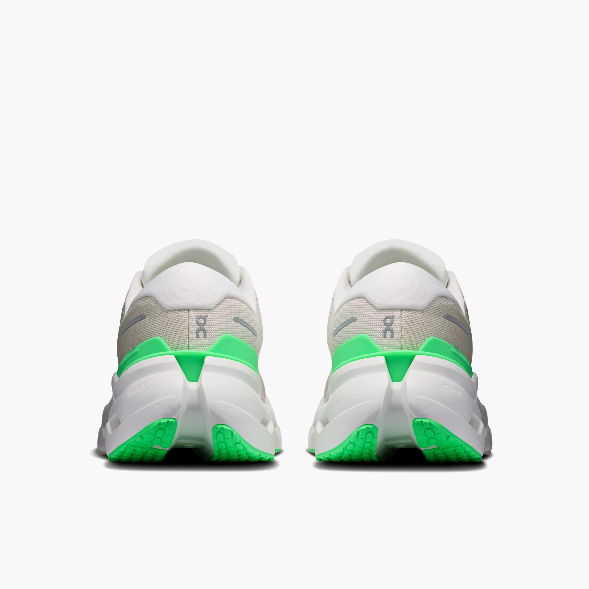 Heel angle shot of Women's Cloudrunner 3 in Ghost / Verdite