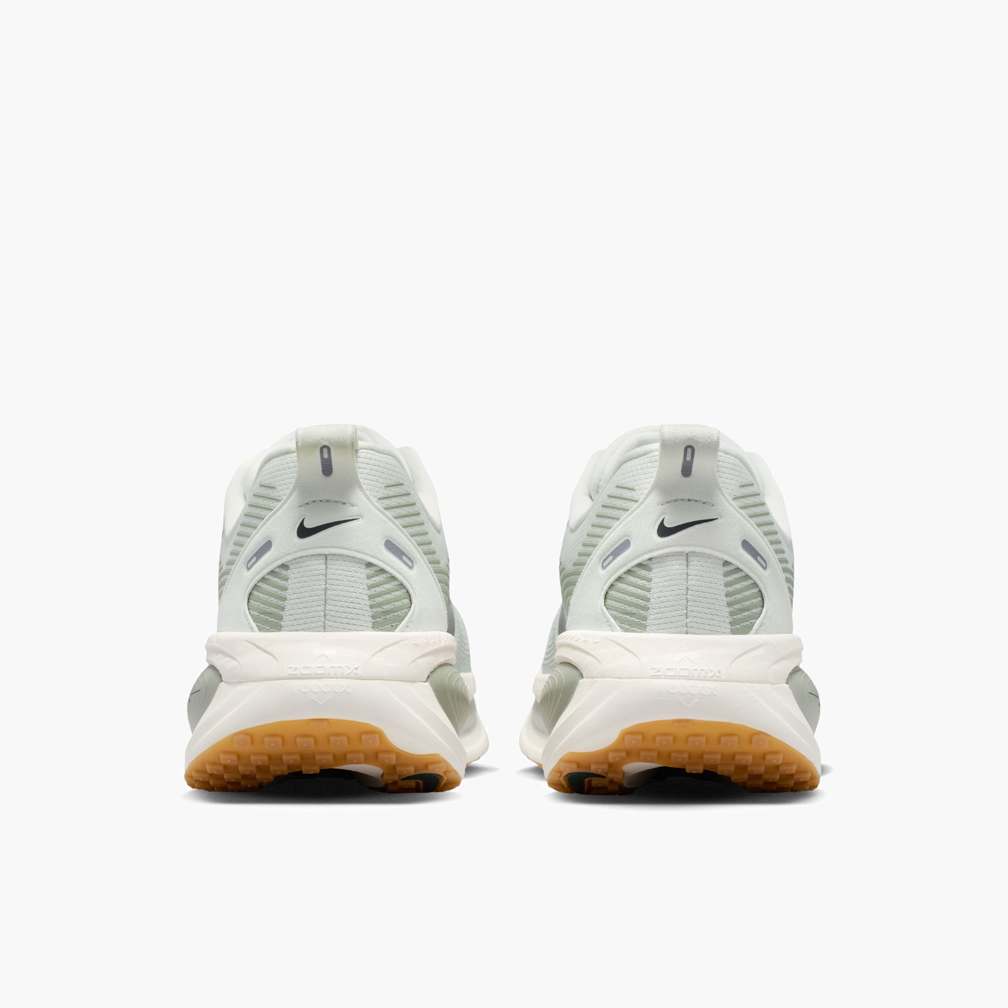 Heel angle shot of Men's Vomero 18 in Spruce Aura / Black Spruce-Jade Horizon
