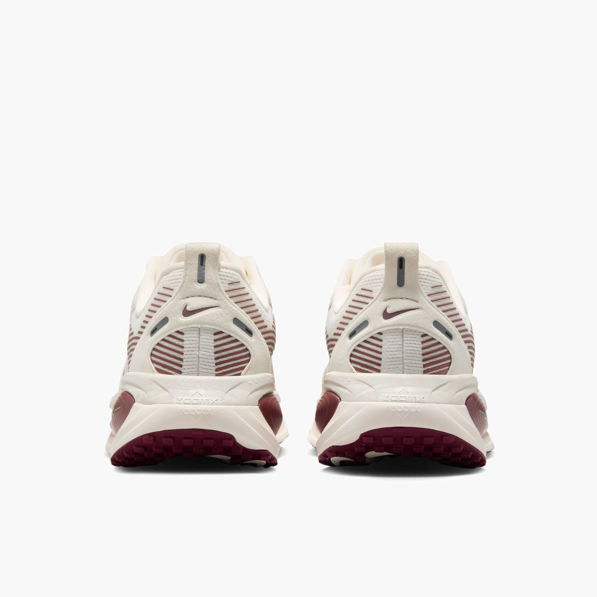 Heel angle shot of Women's Vomero 18 in Pale Ivory / Dark Team Red-Red Sepia