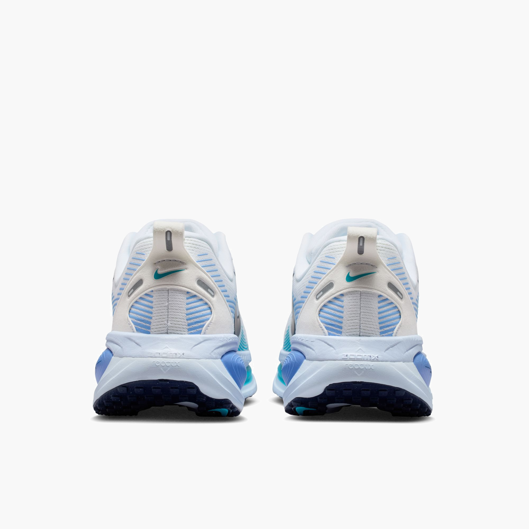 Heel angle shot of Women's Vomero 18 in White / Midnight Navy-Blue Fury