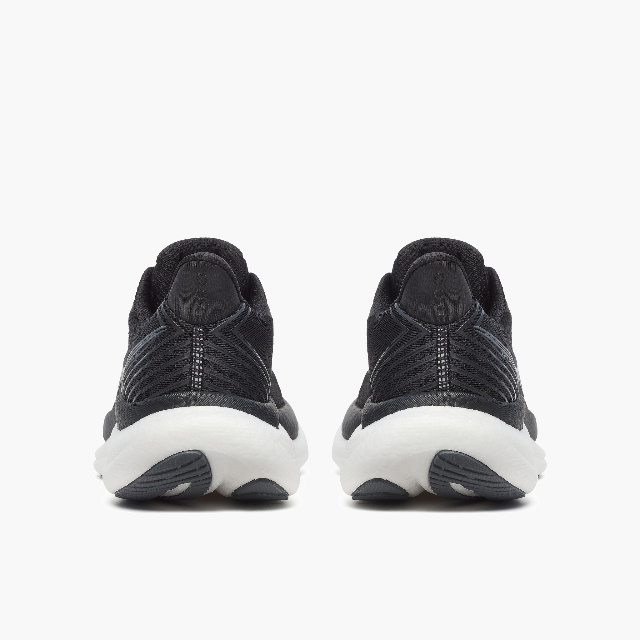 Heel angle shot of Women's Triumph 23 in Black / White