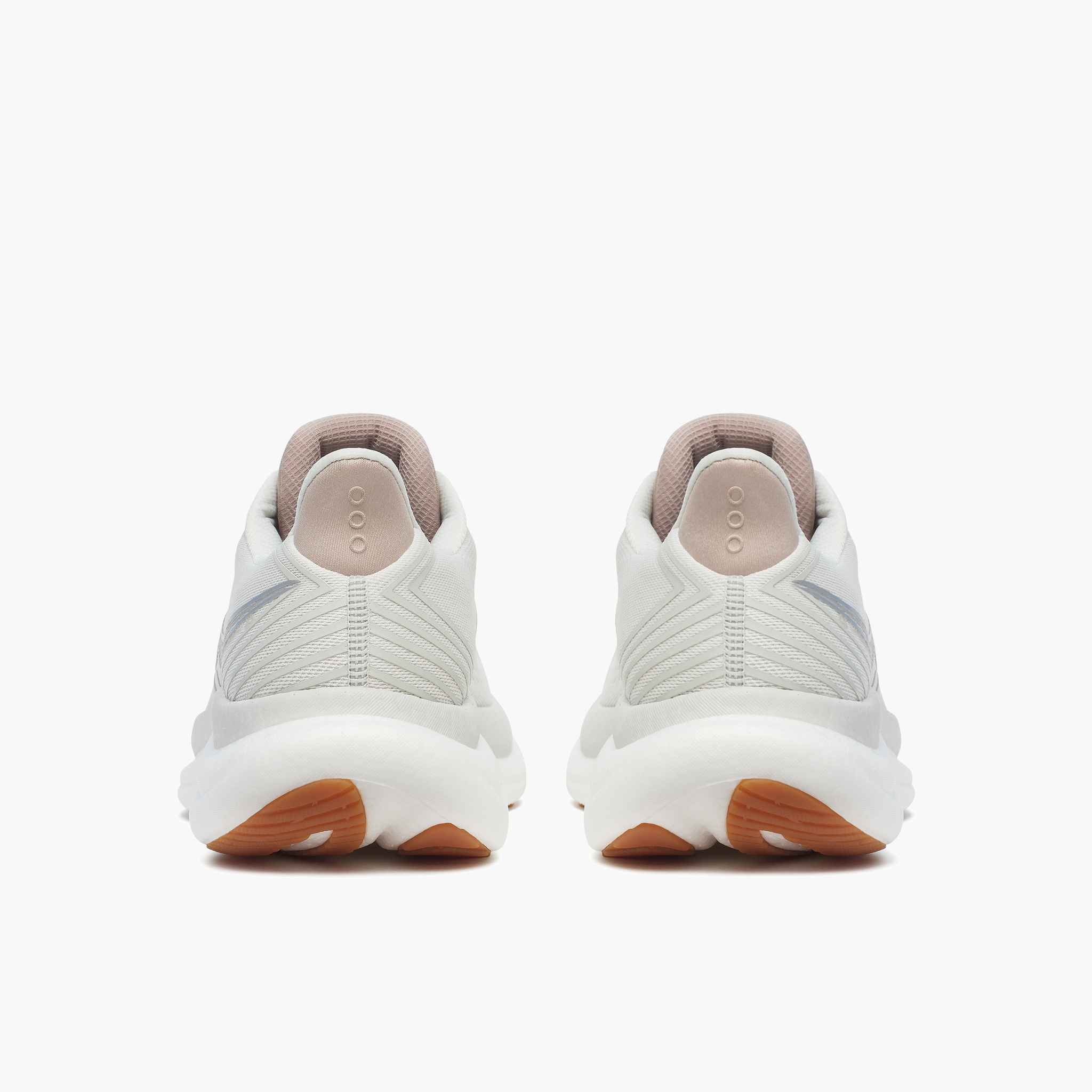 Heel angle shot of Men's Triumph 23 in Quartz / Gum