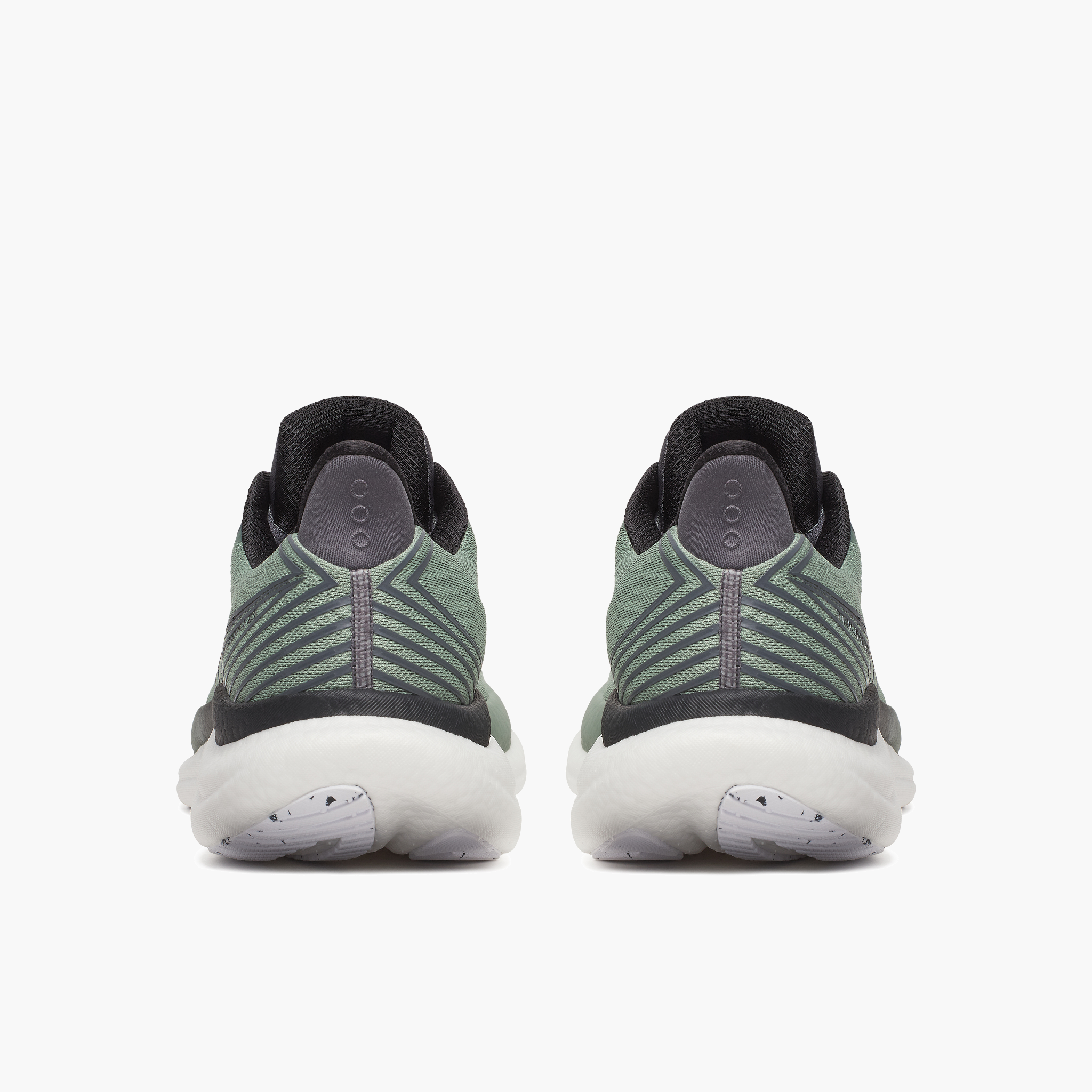 Heel angle shot of Men's Triumph 23 in Iceburg / Carbon