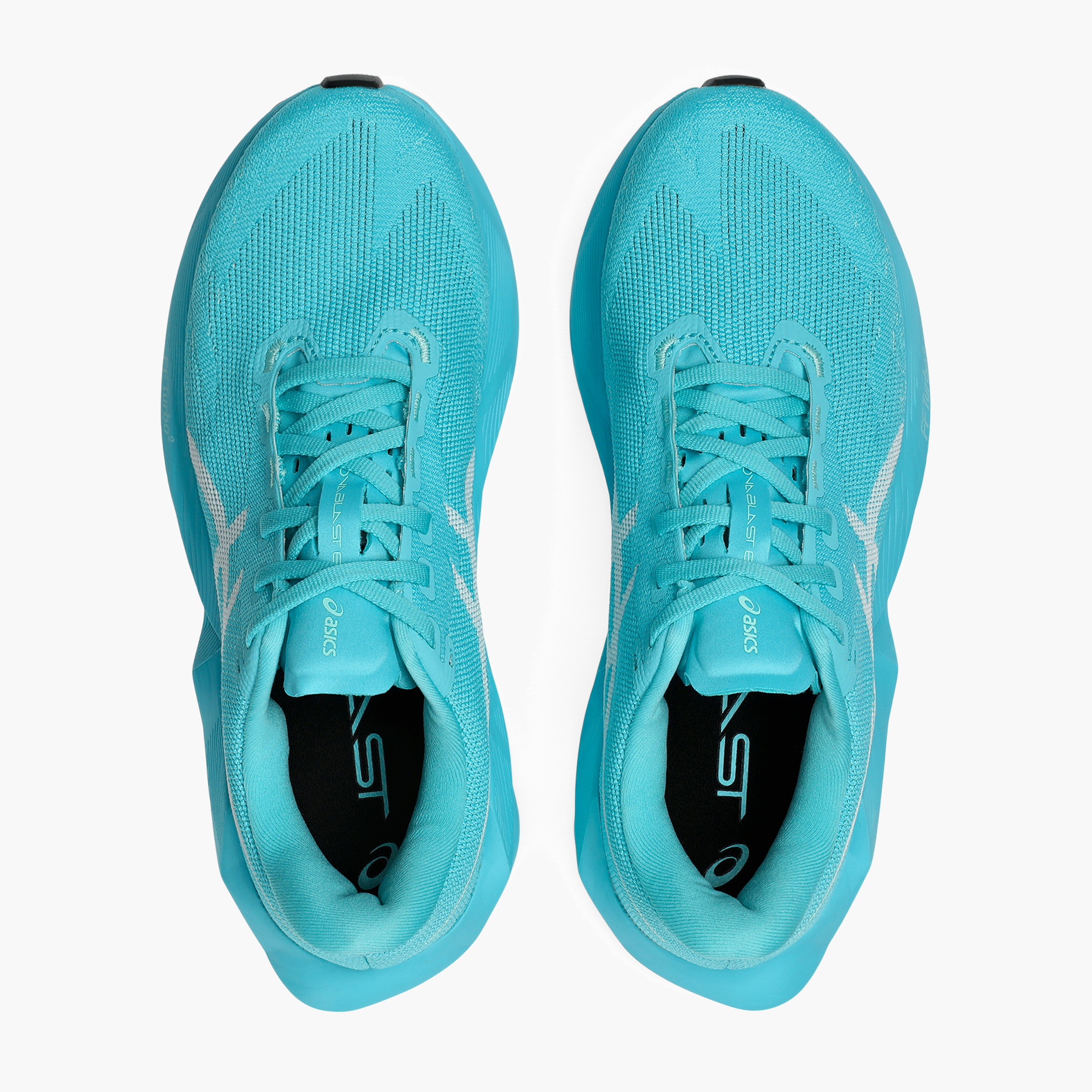 Overhead angle shot of Women's Novablast 6 in Energy Aqua / White